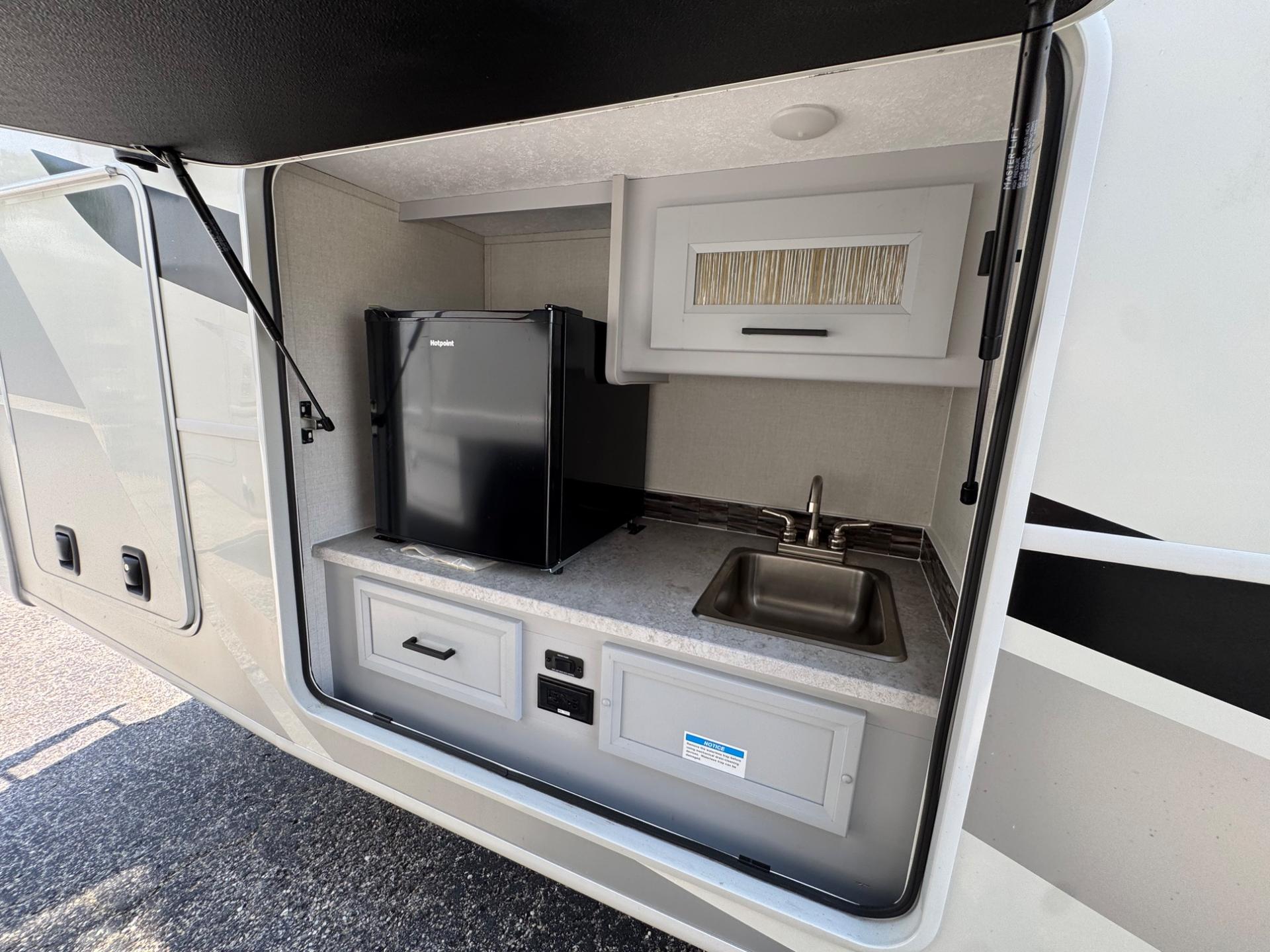 2024 Coachmen 2024 Coachmen Mirada - thumbnail 24