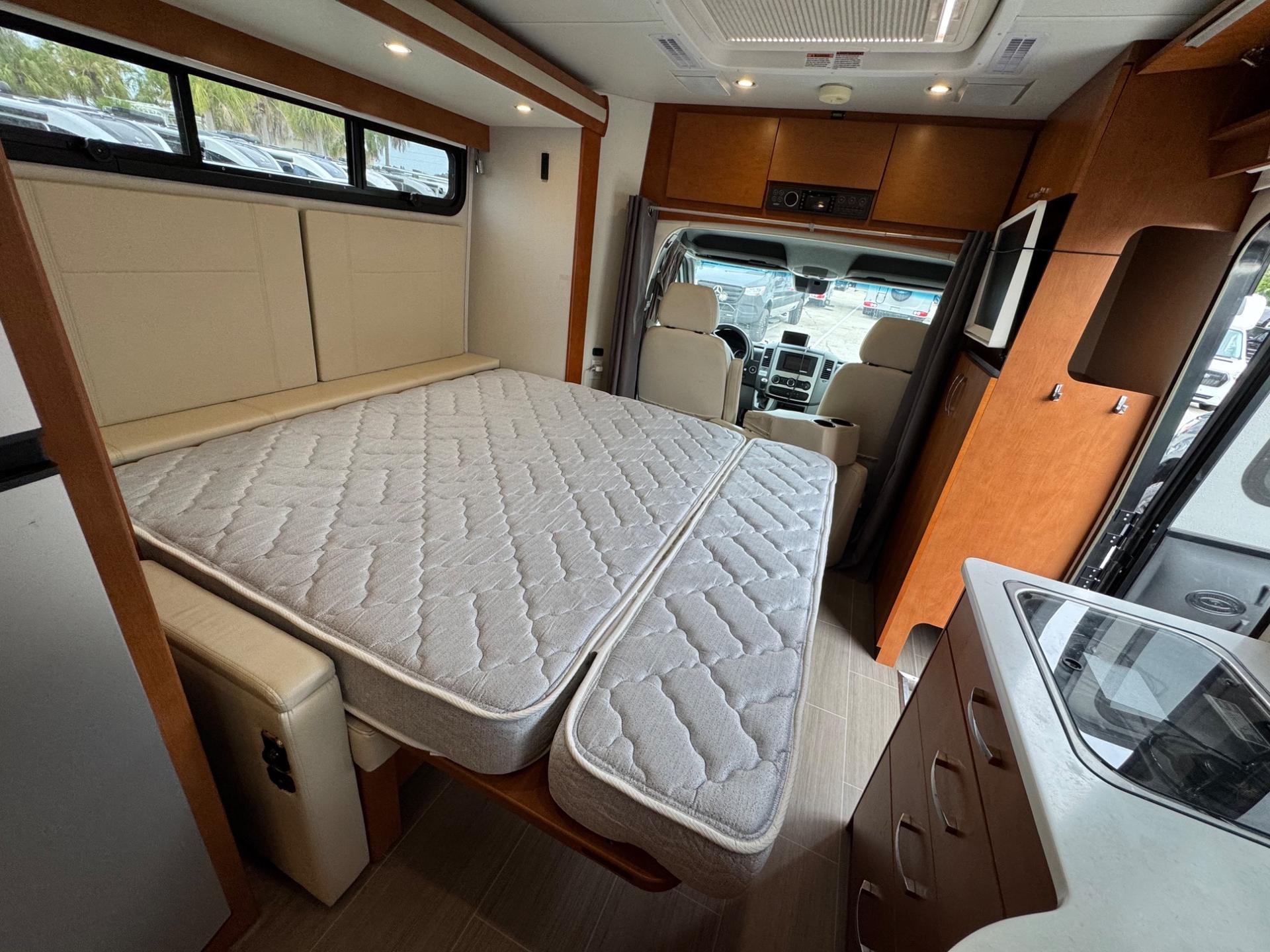 2018 Leisure Travel Vans 2018 Leisure Travel Vans Unity - thumbnail 16