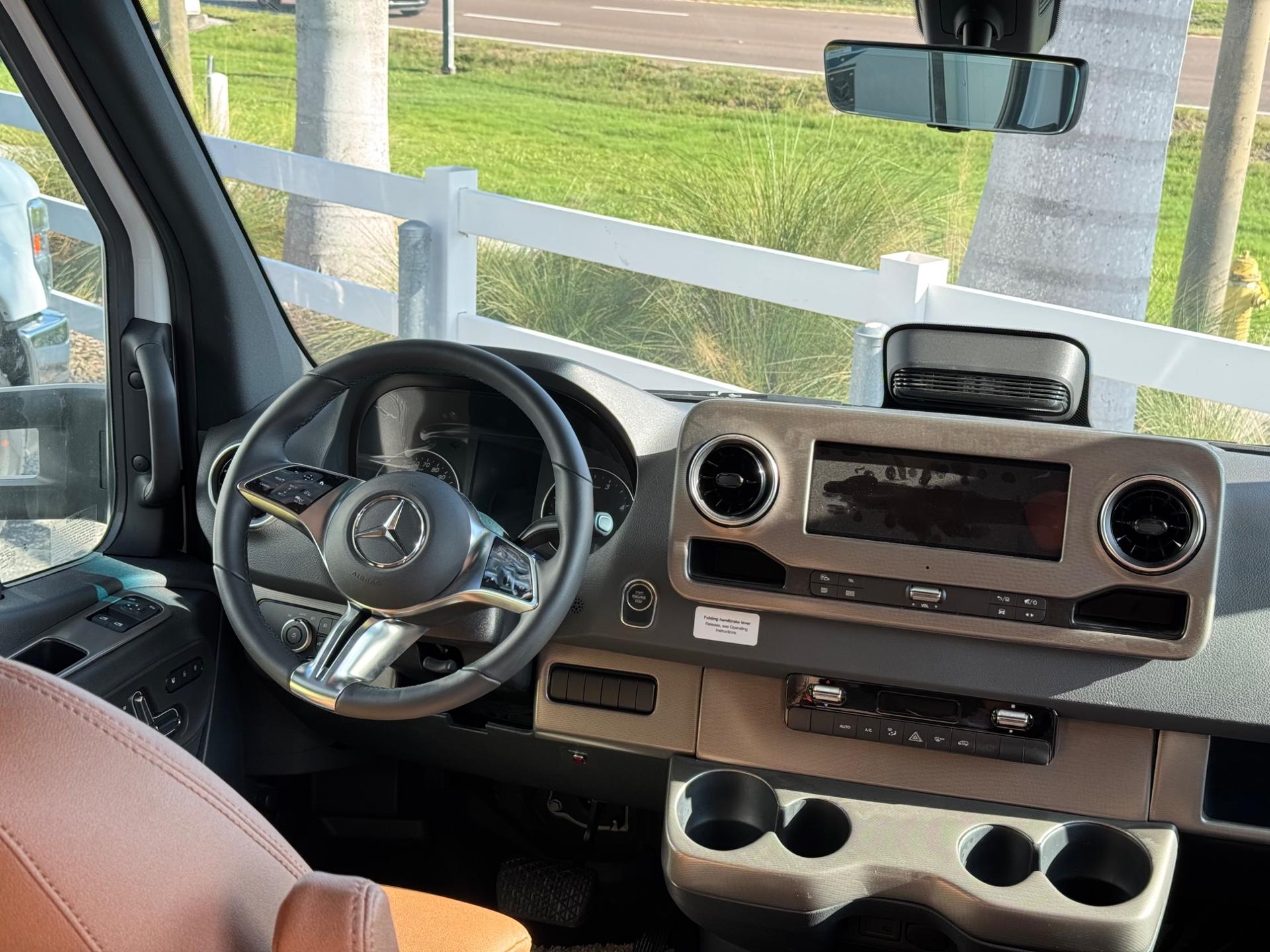 2027 Winnebago 2027 Winnebago Navion - thumbnail 5
