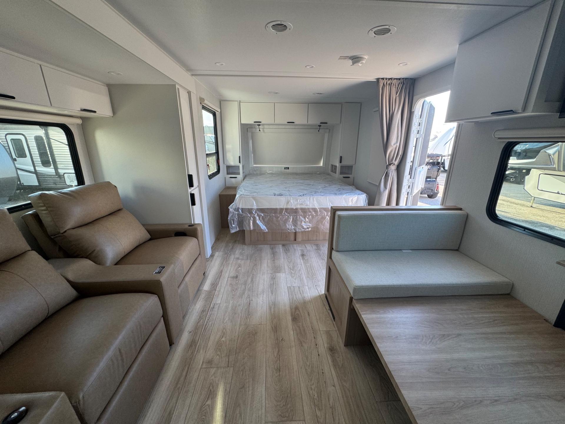 2027 Winnebago 2027 Winnebago Thrive - thumbnail 6