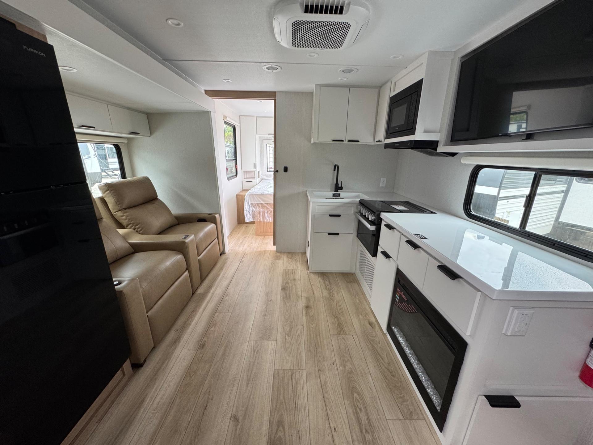 2027 Winnebago 2027 Winnebago Thrive - thumbnail 6