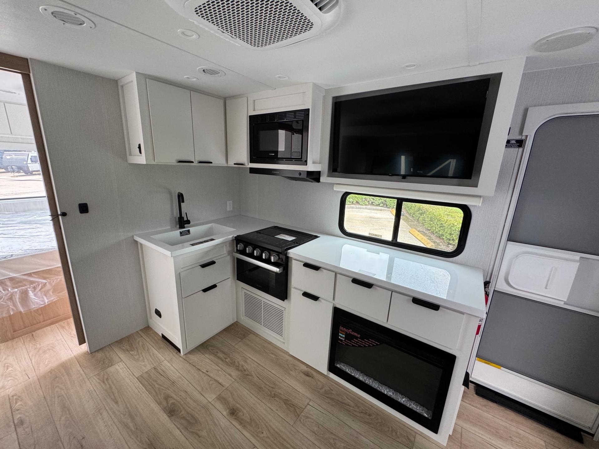 2027 Winnebago 2027 Winnebago Thrive - thumbnail 7