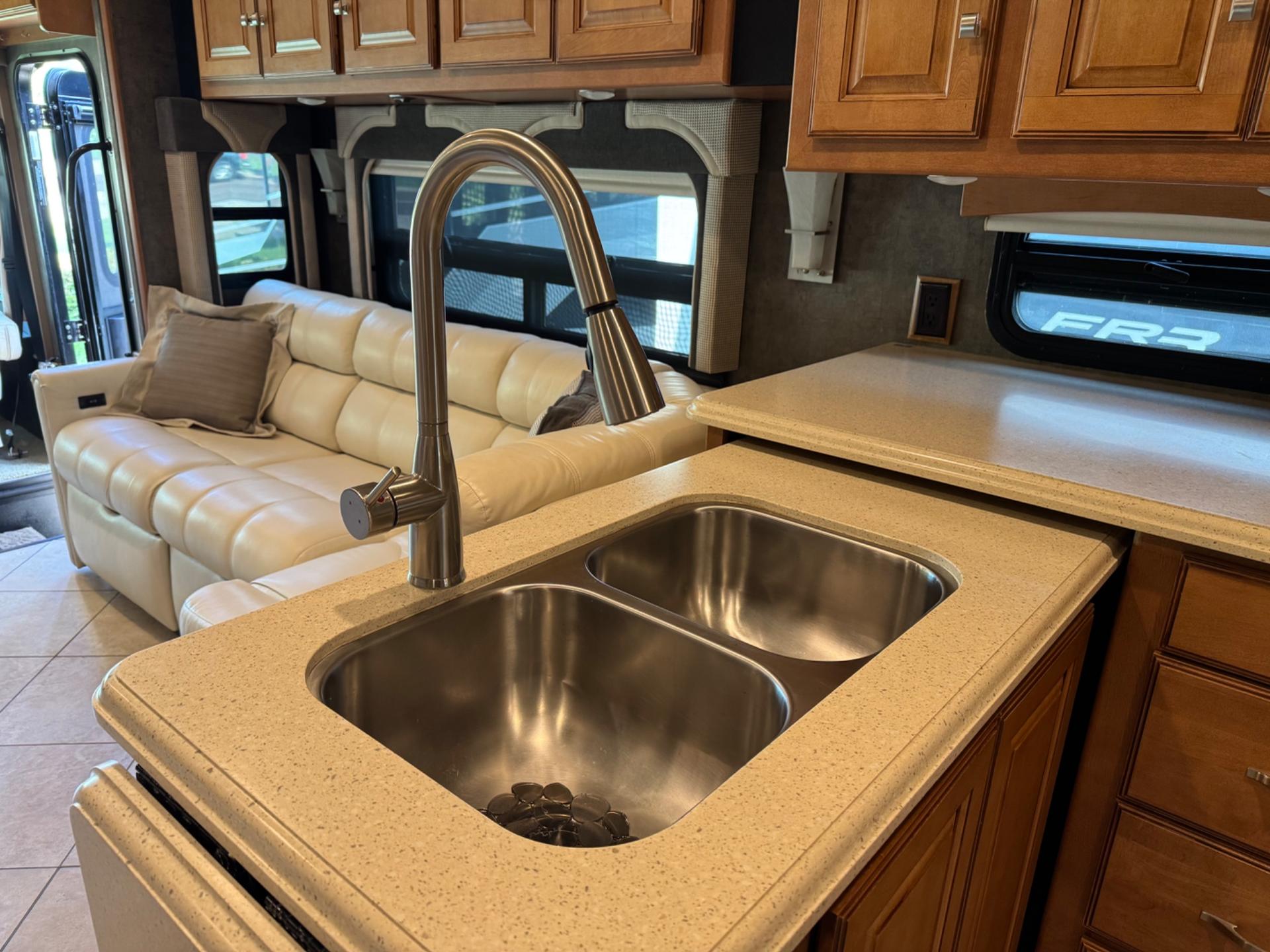 2015 Winnebago 2015 Winnebago Adventurer - thumbnail 9