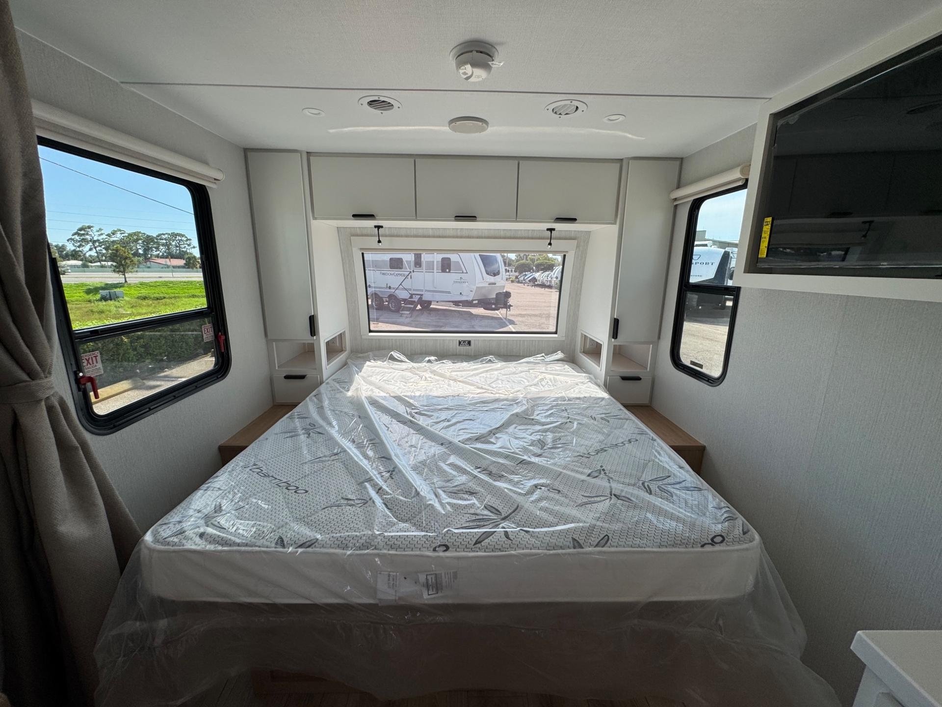 2027 Winnebago 2027 Winnebago Thrive - thumbnail 12