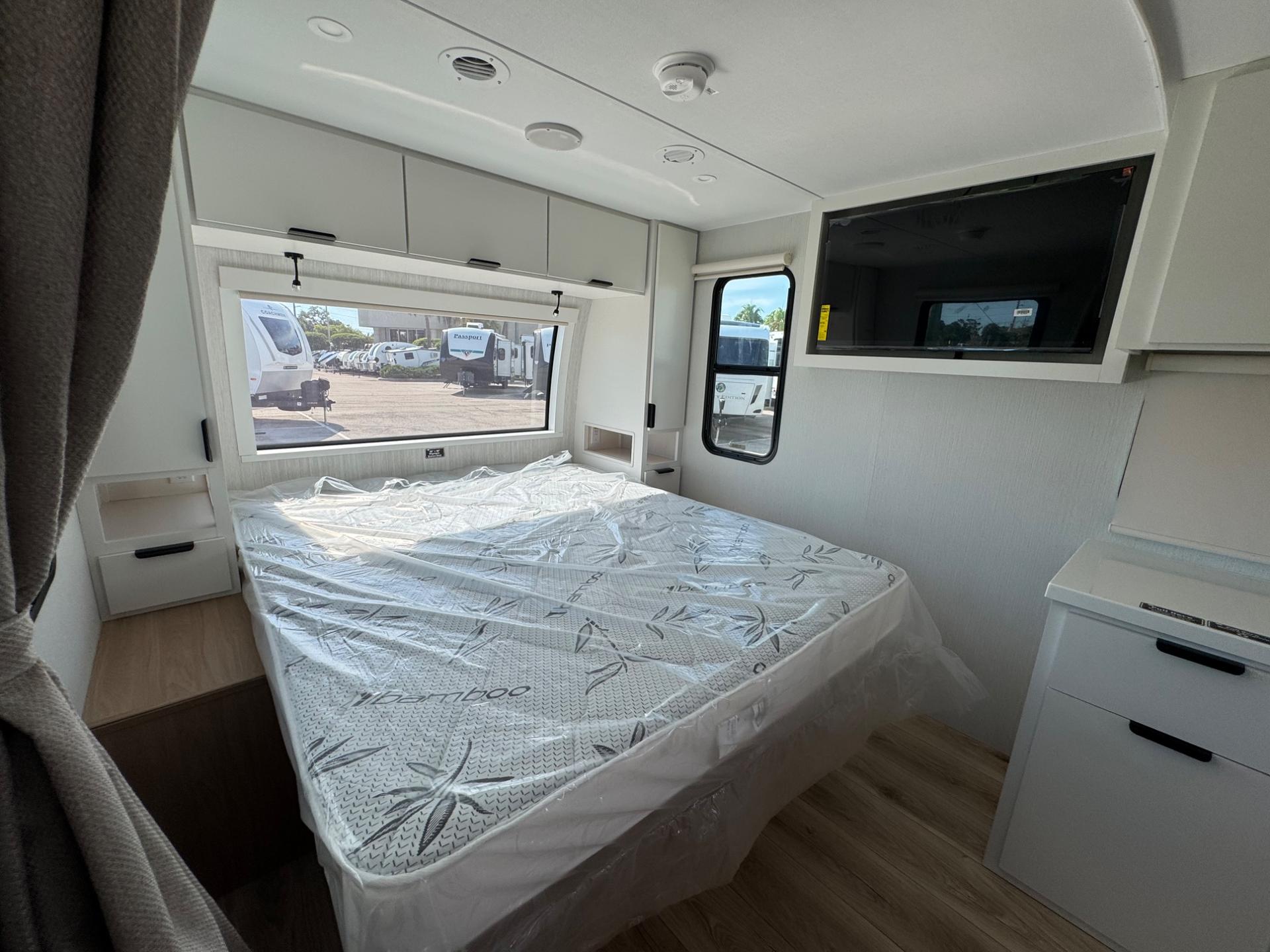 2027 Winnebago 2027 Winnebago Thrive - thumbnail 13