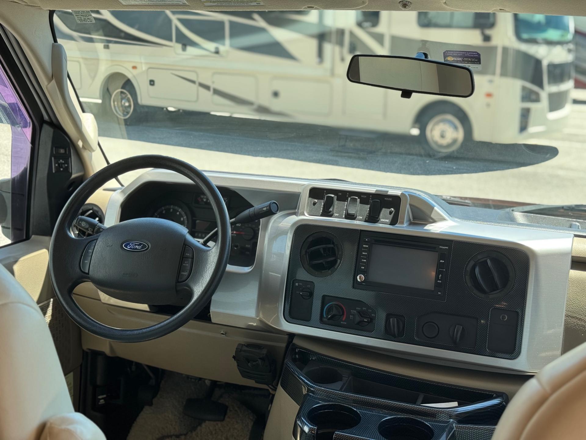 2015 Winnebago 2015 Winnebago Cambria - thumbnail 5