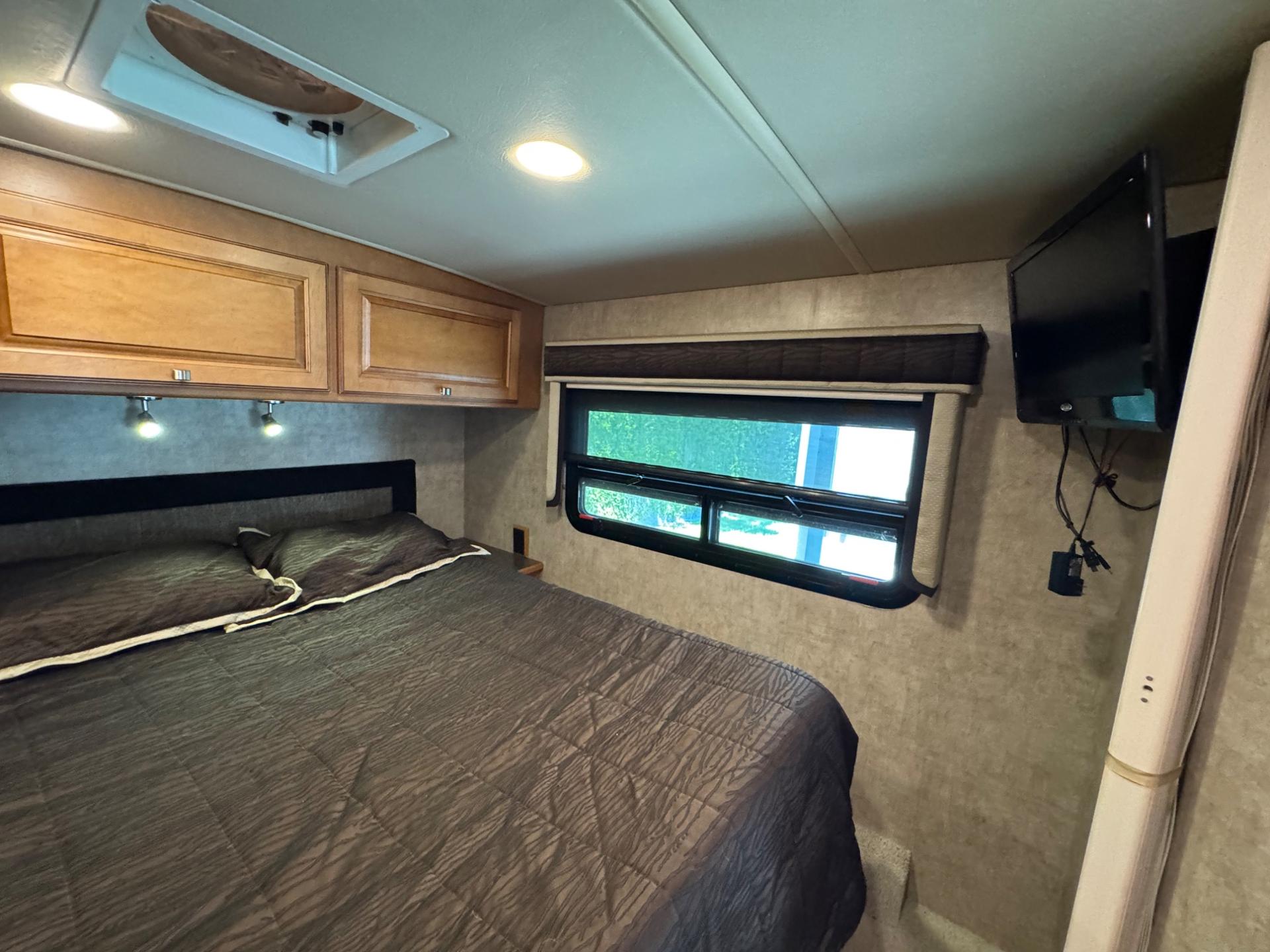 2015 Winnebago 2015 Winnebago Cambria - thumbnail 16