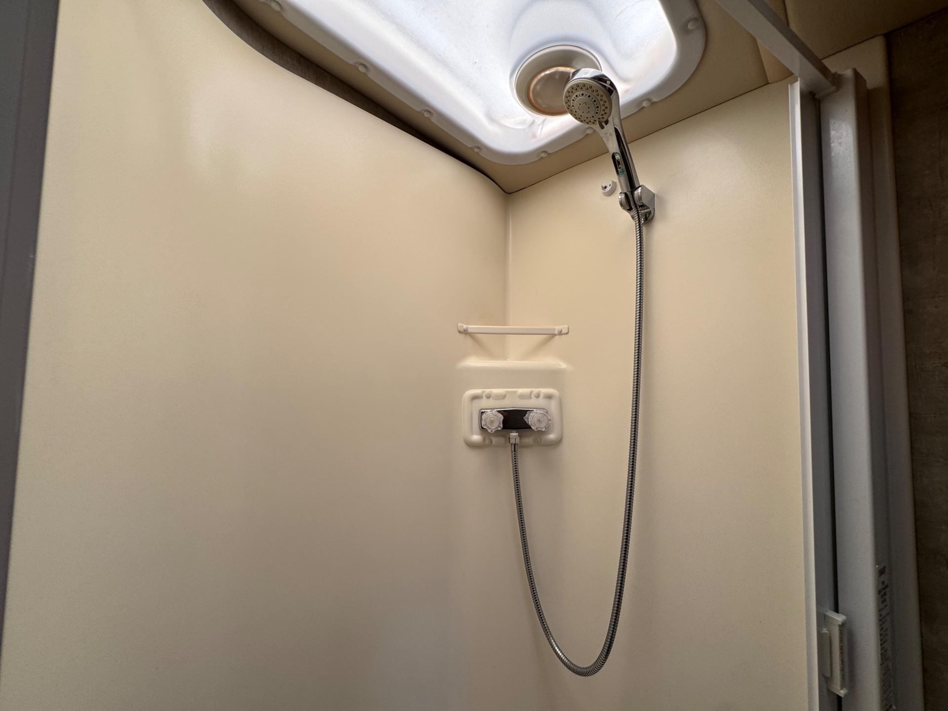 2015 Winnebago 2015 Winnebago Cambria - thumbnail 19