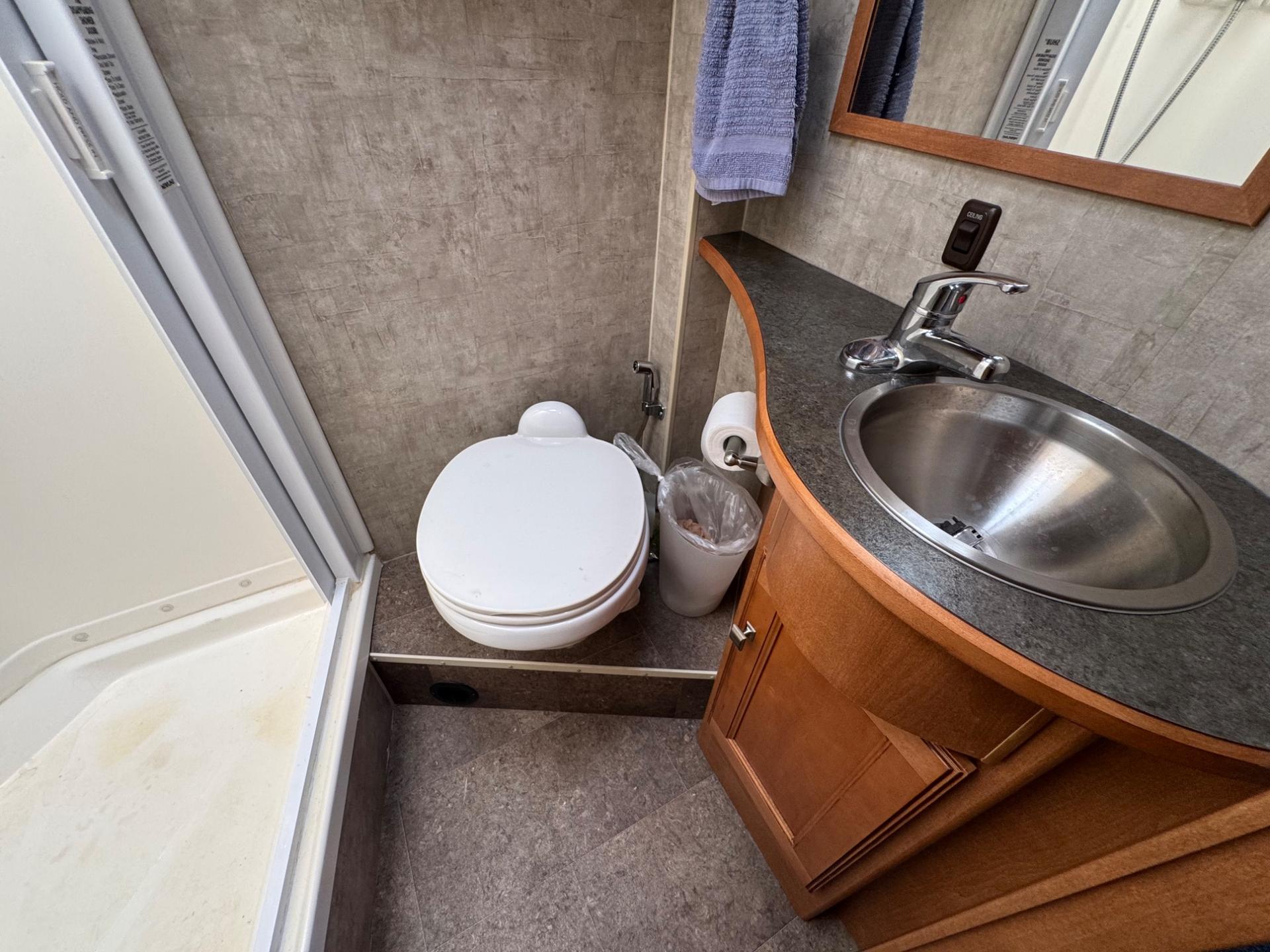 2015 Winnebago 2015 Winnebago Cambria - thumbnail 20