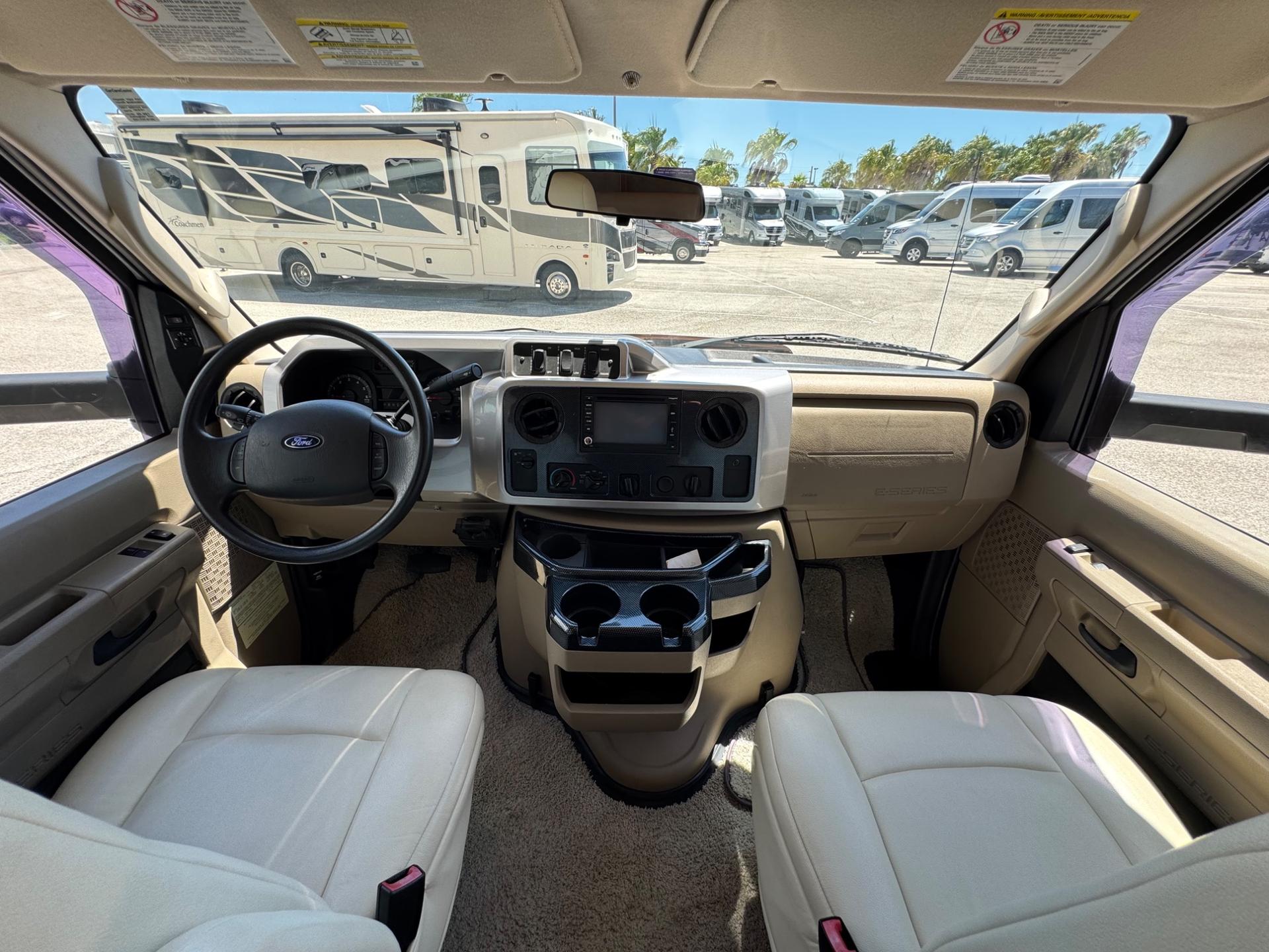 2015 Winnebago 2015 Winnebago Cambria - thumbnail 21