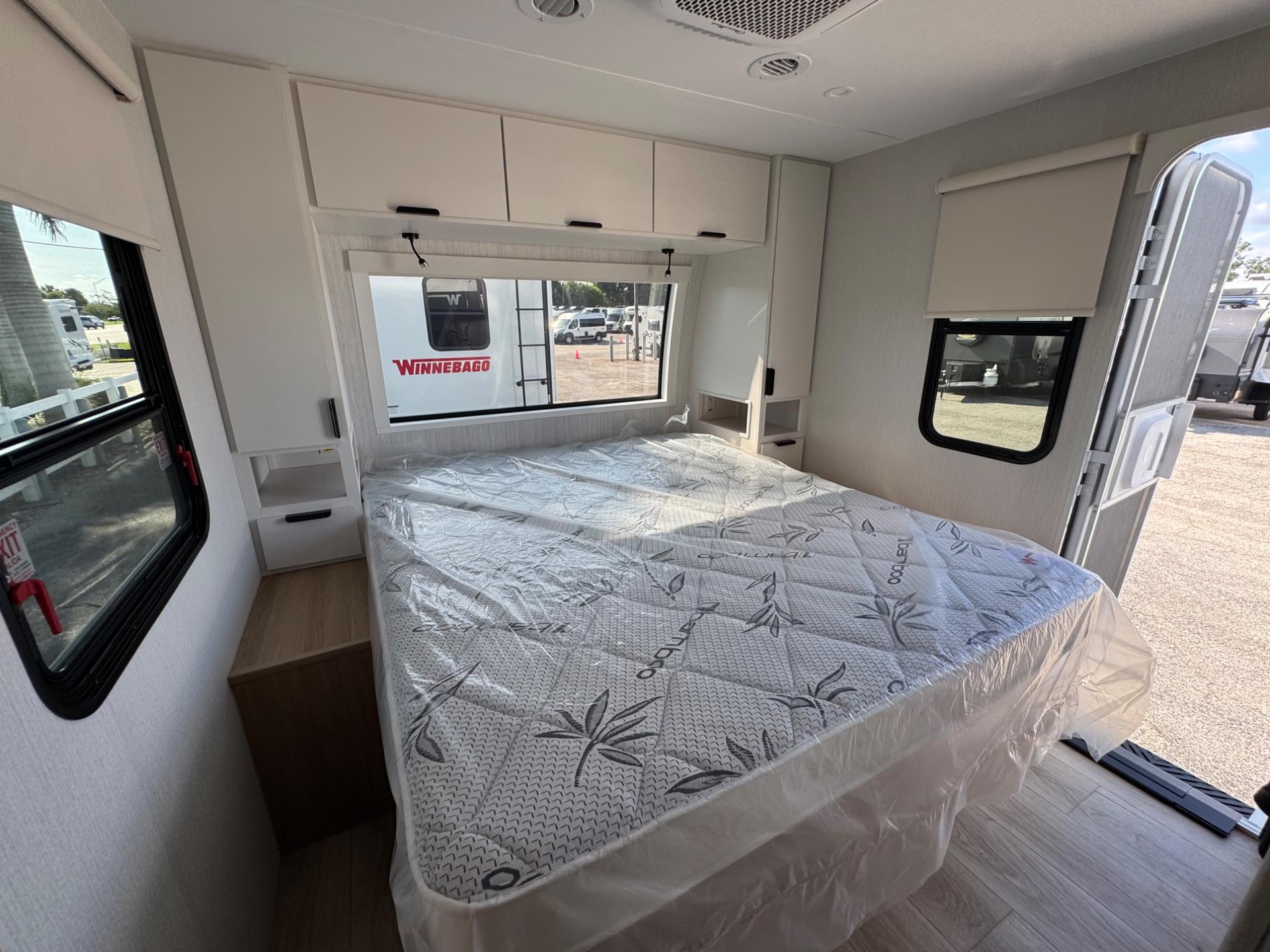2027 Winnebago 2027 Winnebago Thrive - thumbnail 15