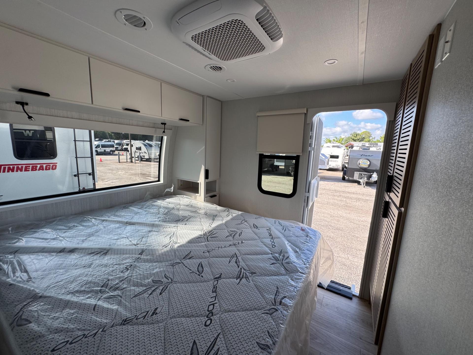 2027 Winnebago 2027 Winnebago Thrive - thumbnail 16