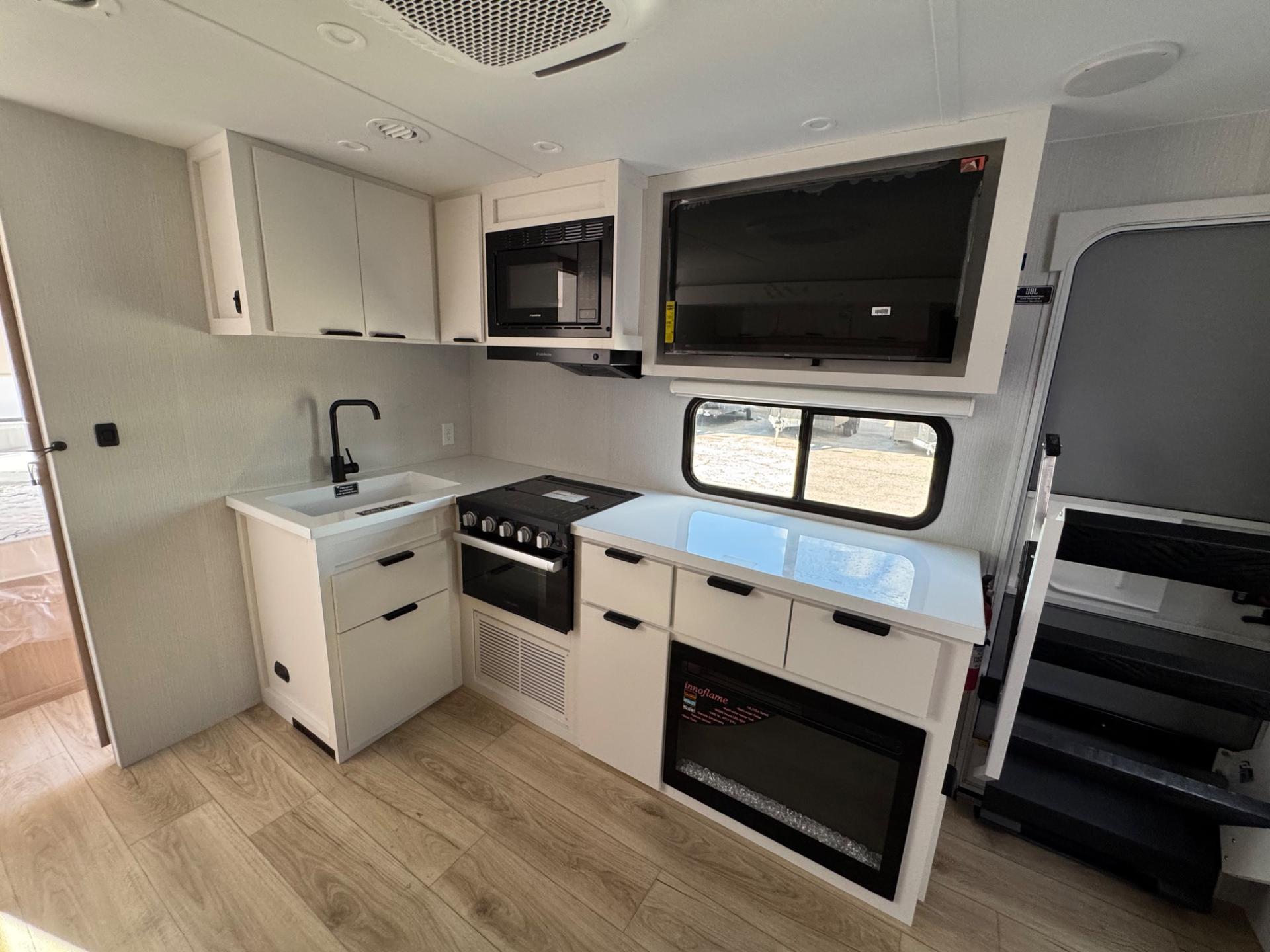 2027 Winnebago 2027 Winnebago Thrive - thumbnail 8