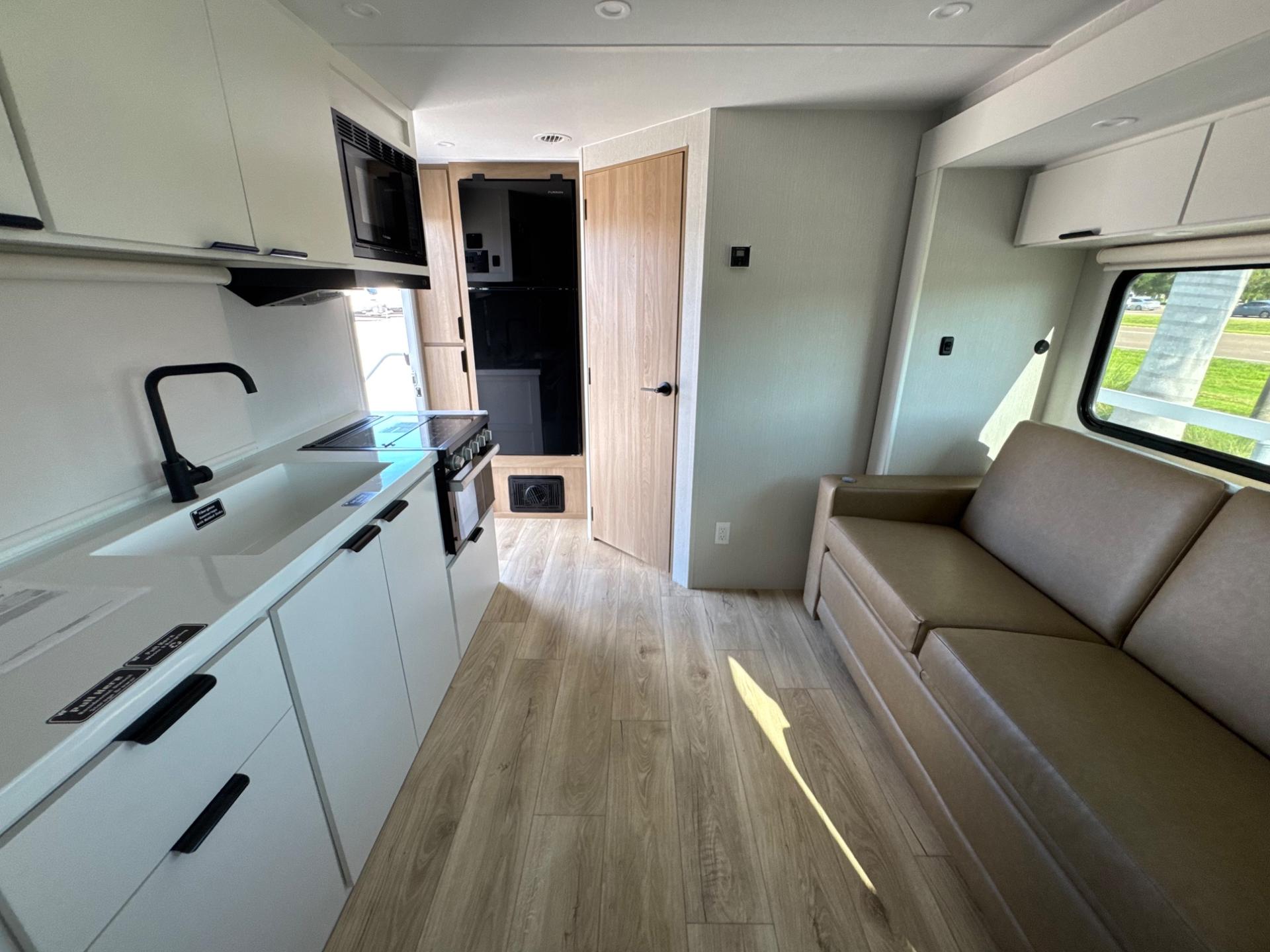 2027 Winnebago 2027 Winnebago Thrive - thumbnail 6