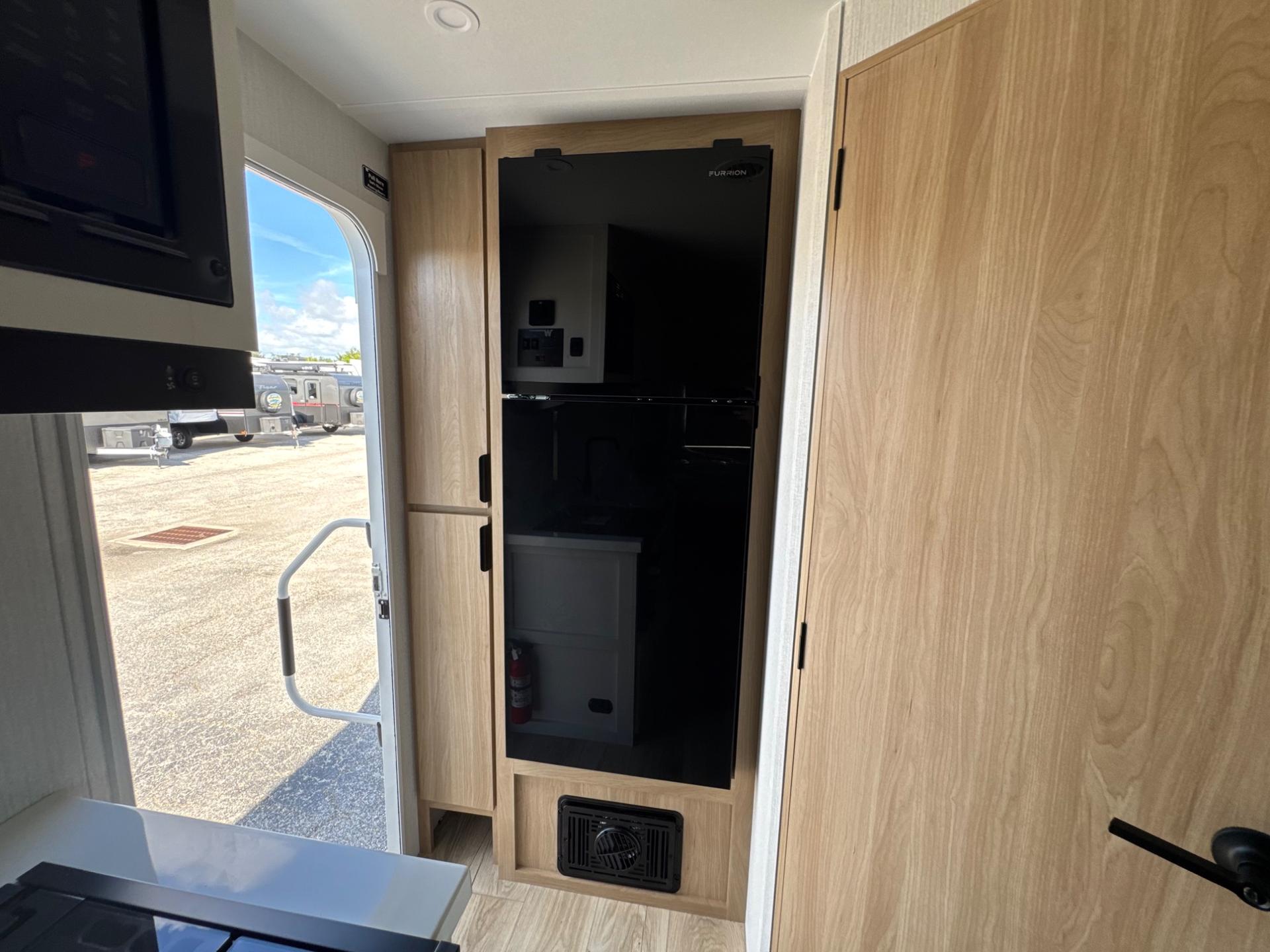 2027 Winnebago 2027 Winnebago Thrive - thumbnail 12