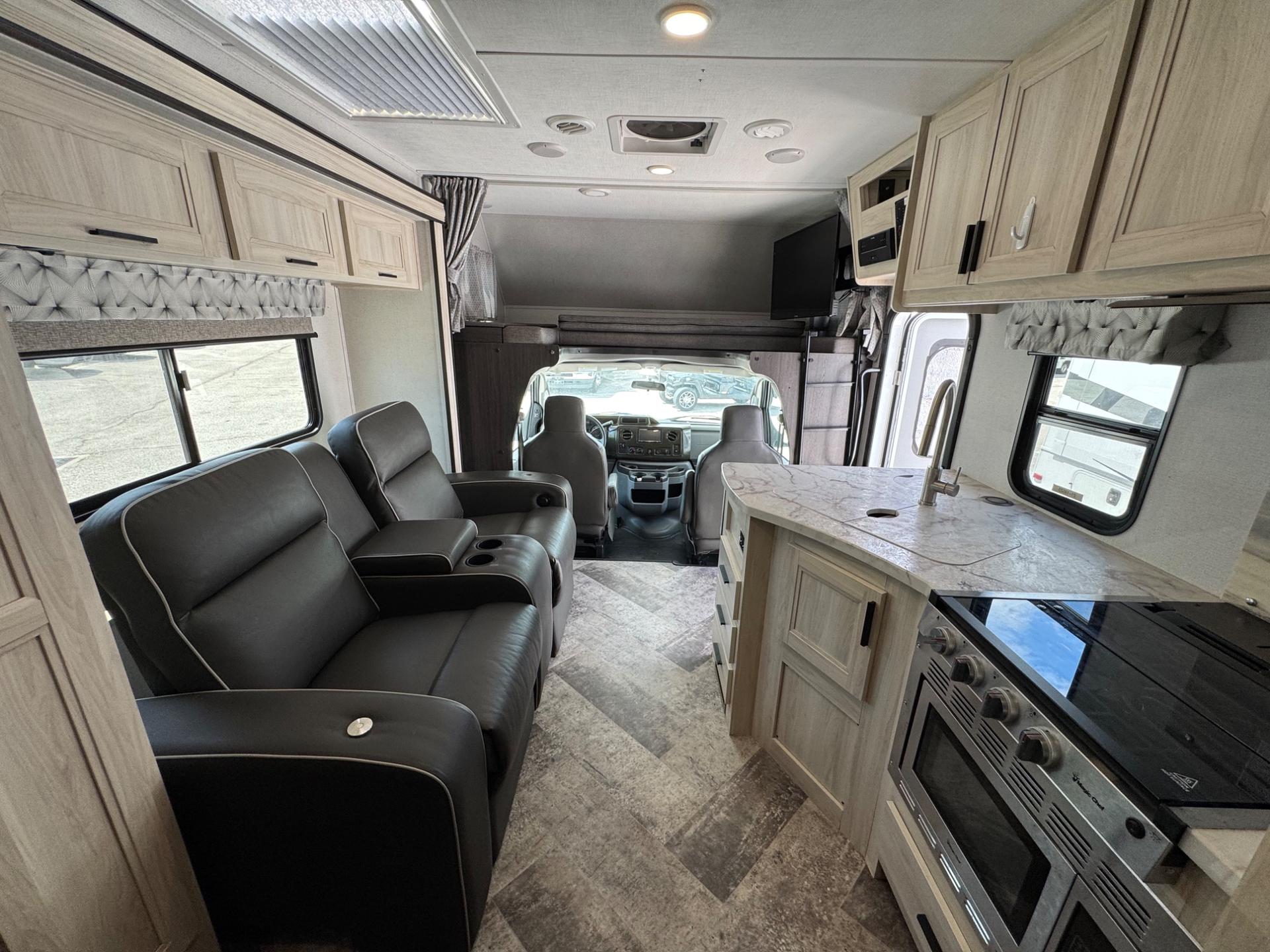2021 Forest River 2021 Forest River Sunseeker - thumbnail 8