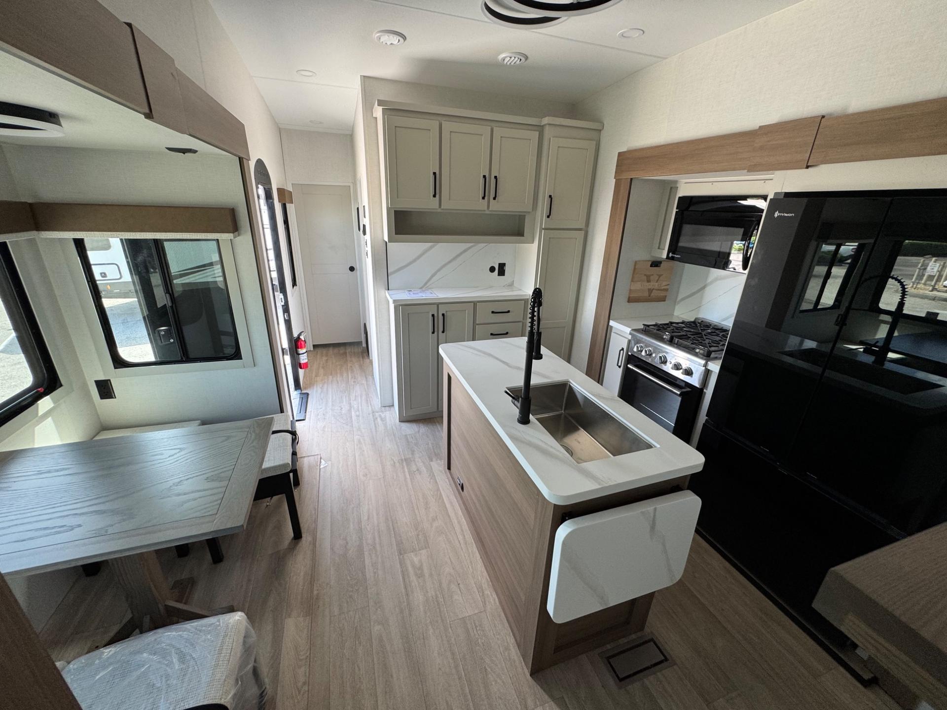 2027 Venture RV 2027 Venture RV SportTrek Touring Edition - thumbnail 6