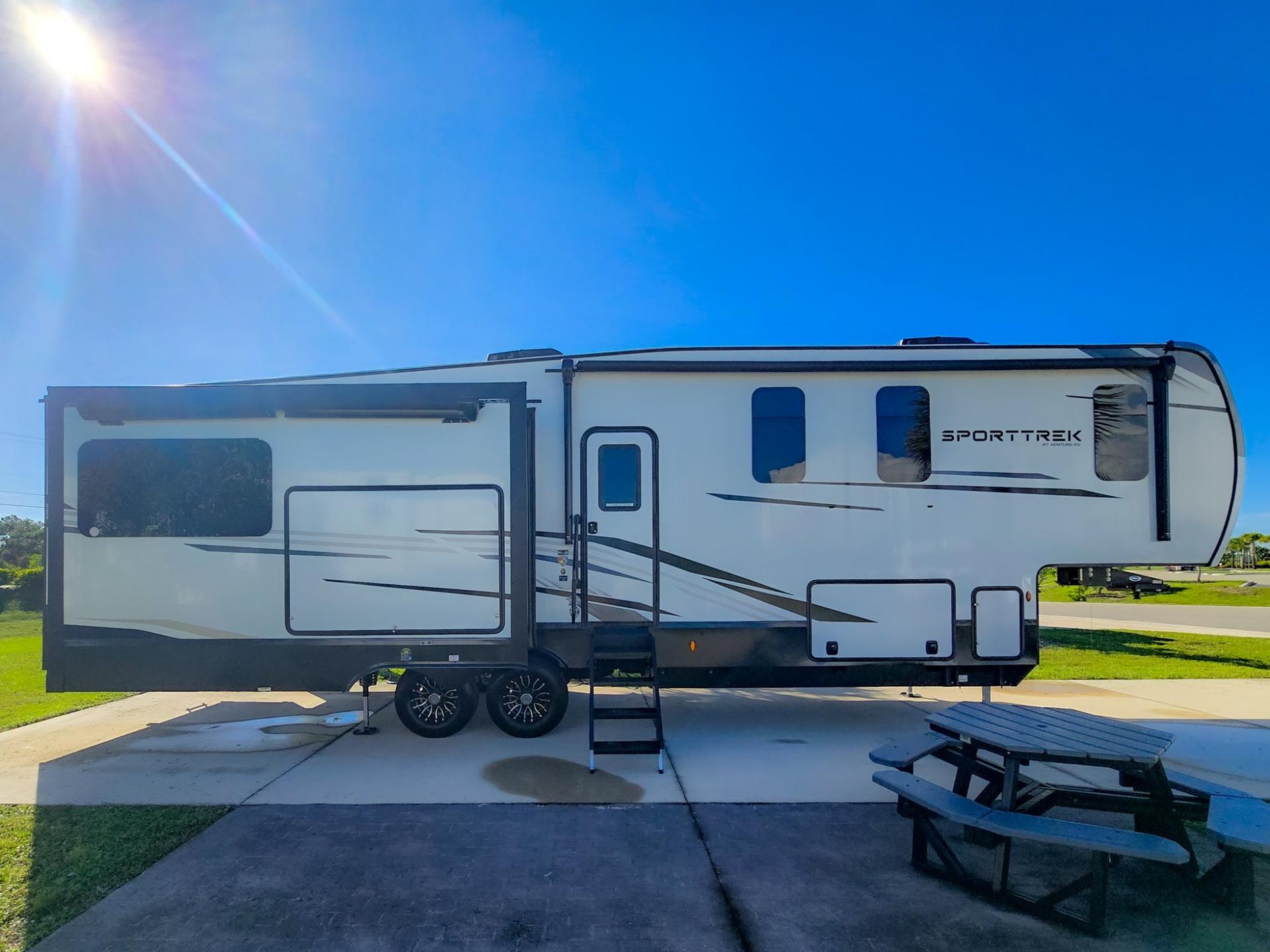 2026 Venture RV 2026 Venture RV SportTrek 5 Touring Edition - thumbnail 3