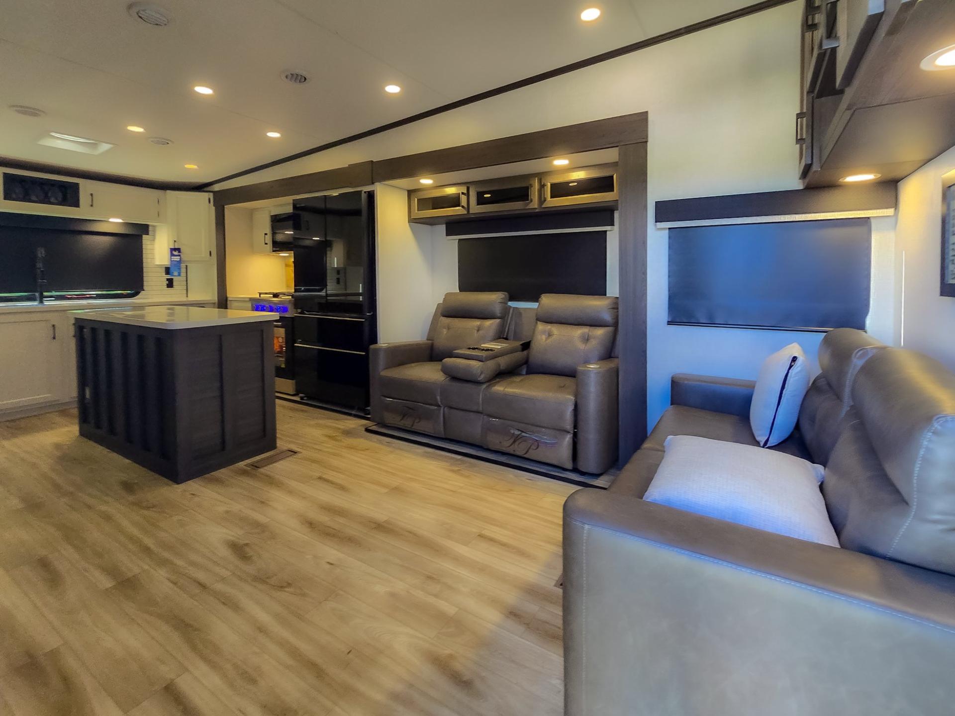2026 Venture RV 2026 Venture RV SportTrek 5 Touring Edition - thumbnail 10