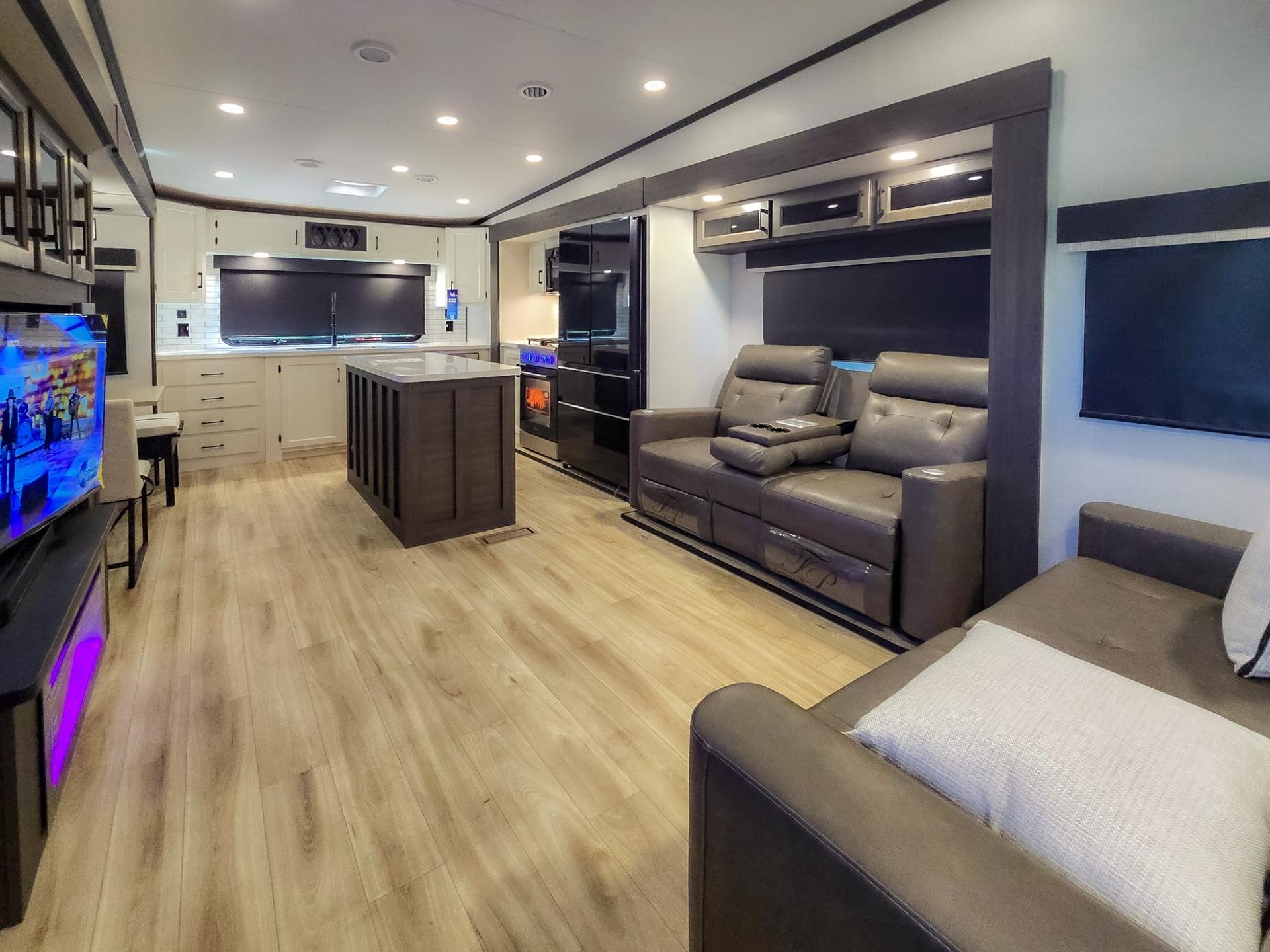 2026 Venture RV 2026 Venture RV SportTrek 5 Touring Edition - thumbnail 11