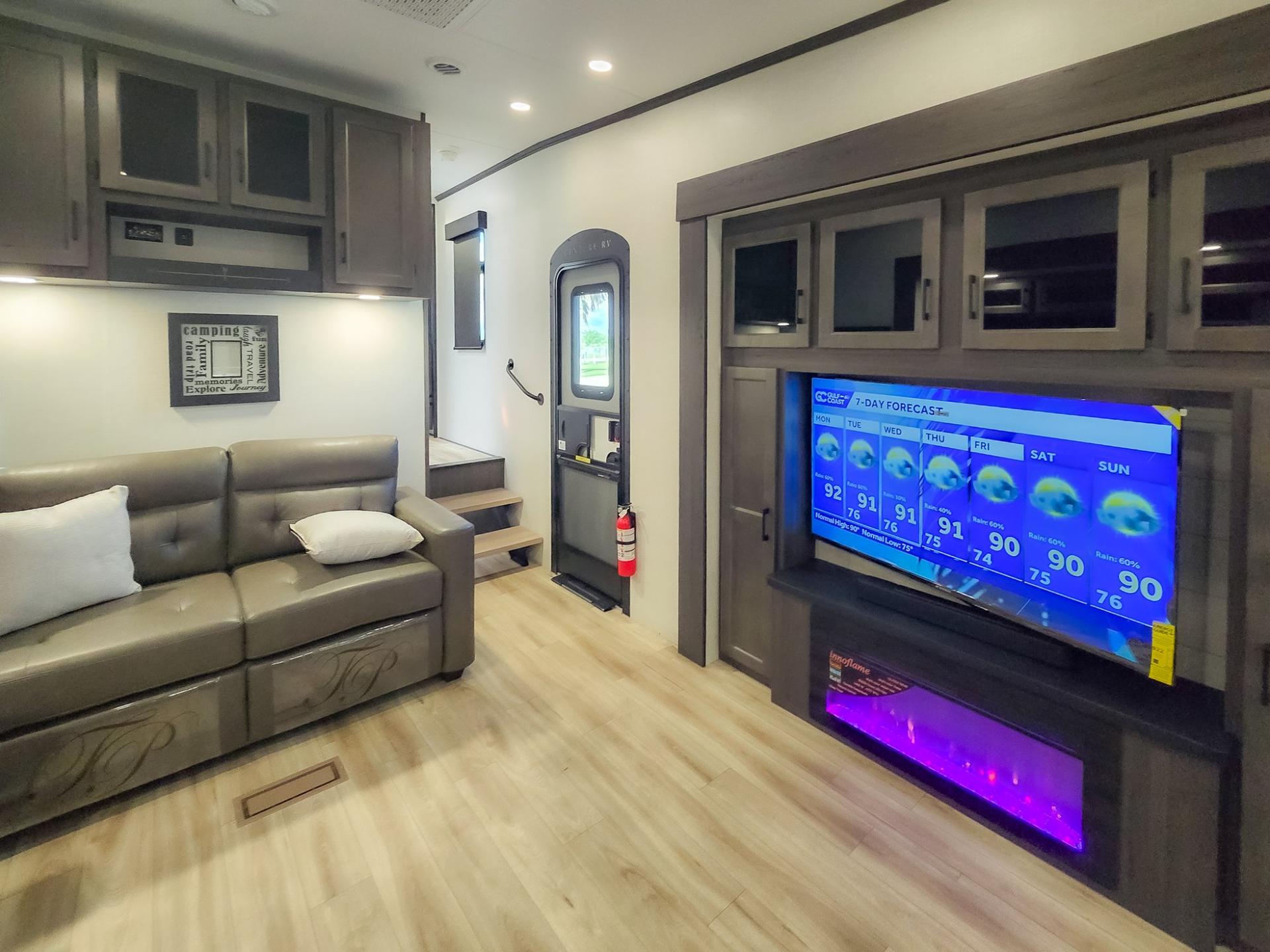 2026 Venture RV 2026 Venture RV SportTrek 5 Touring Edition - thumbnail 15