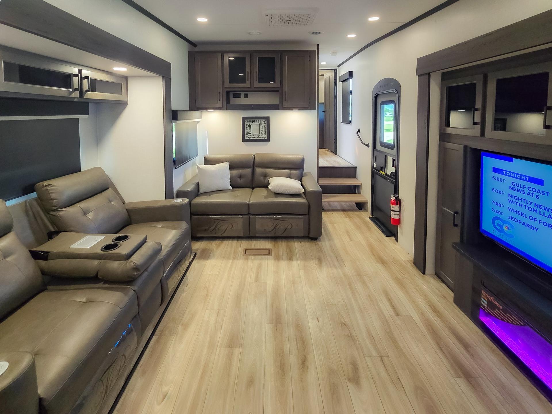 2026 Venture RV 2026 Venture RV SportTrek 5 Touring Edition - thumbnail 17
