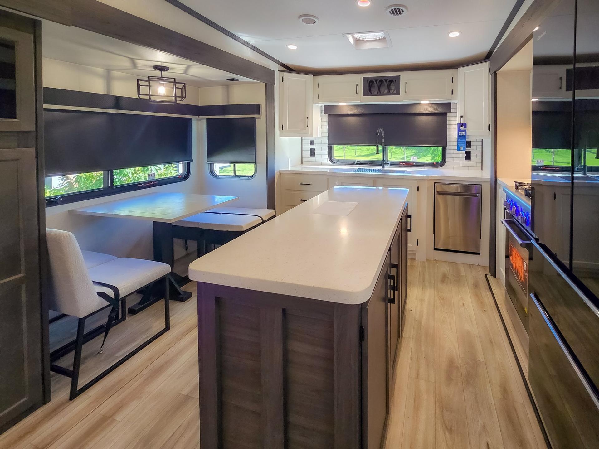 2026 Venture RV 2026 Venture RV SportTrek 5 Touring Edition - thumbnail 25