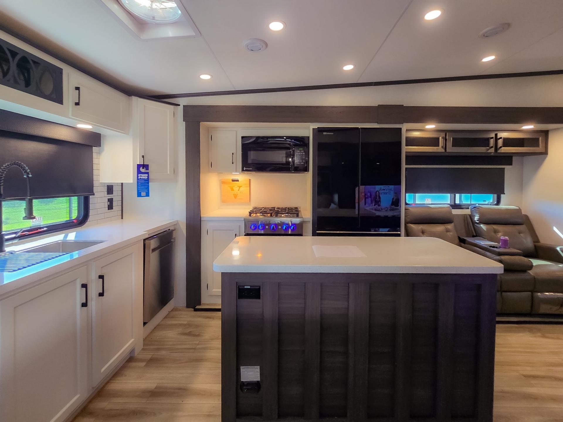 2026 Venture RV 2026 Venture RV SportTrek 5 Touring Edition - thumbnail 29
