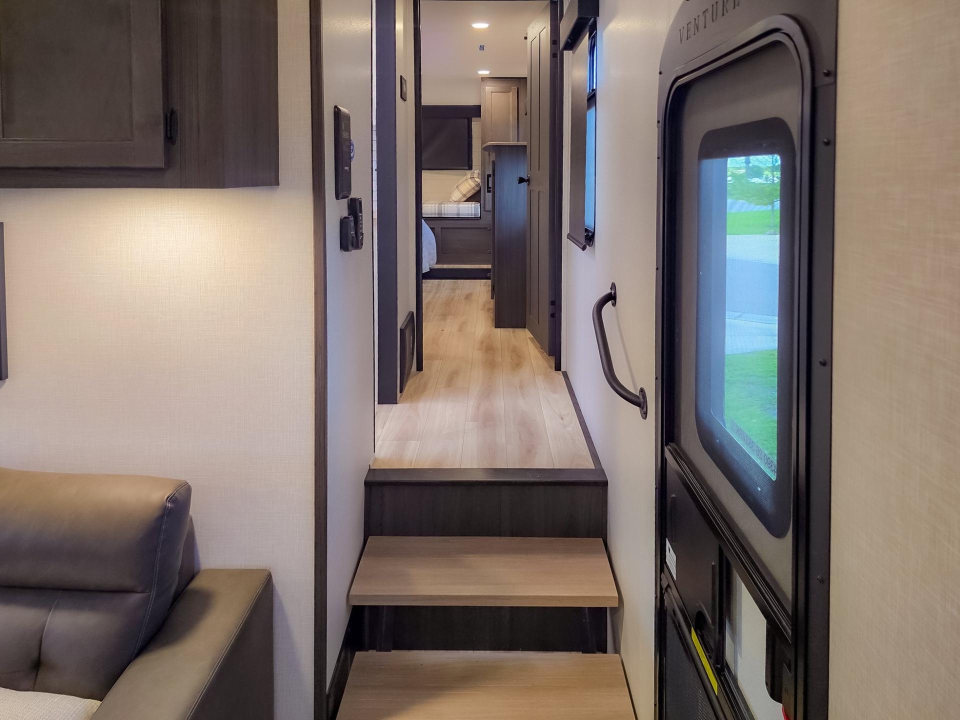 2026 Venture RV 2026 Venture RV SportTrek 5 Touring Edition - thumbnail 42