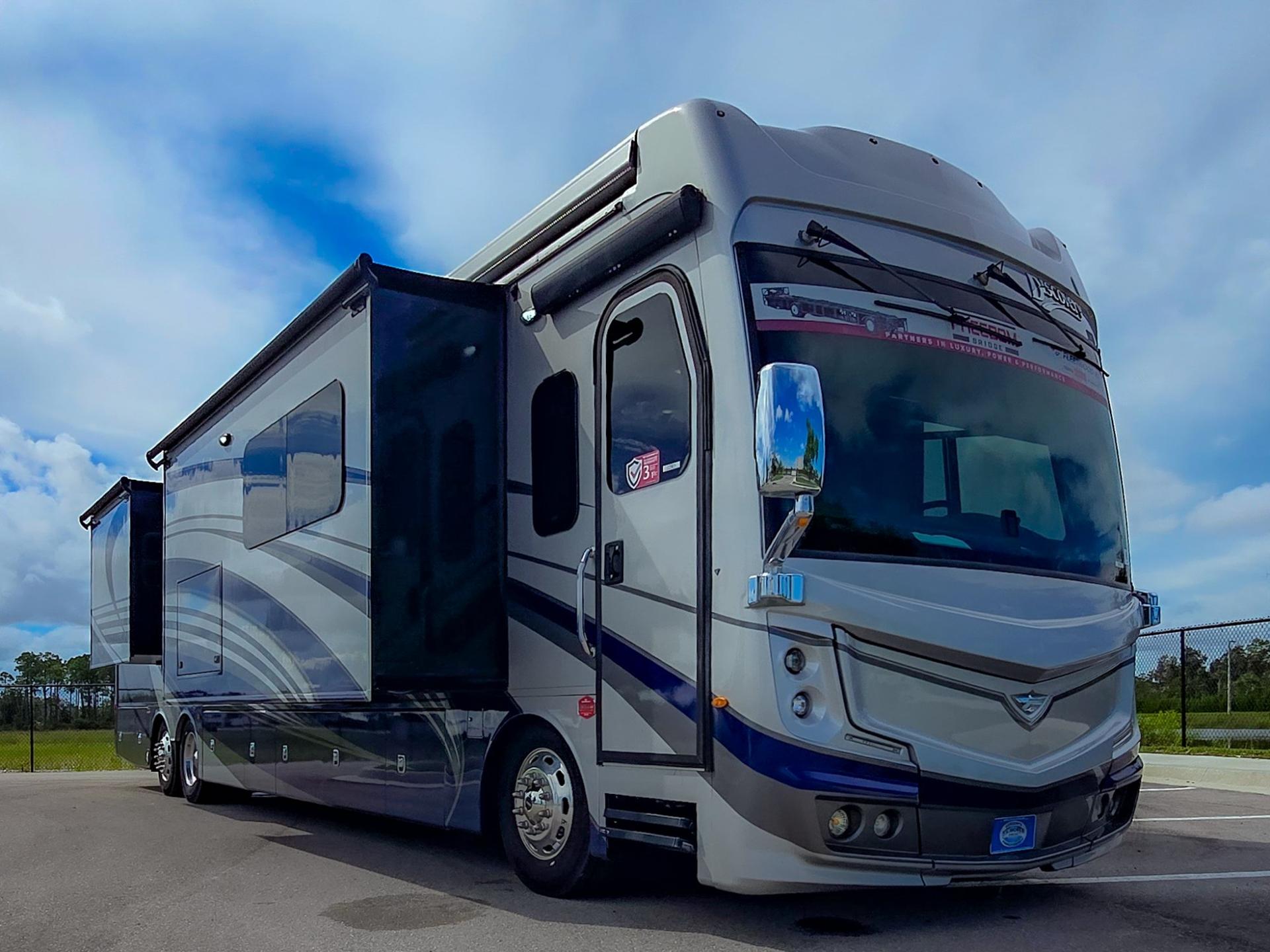 2024 Fleetwood RV Discovery LXE 44S