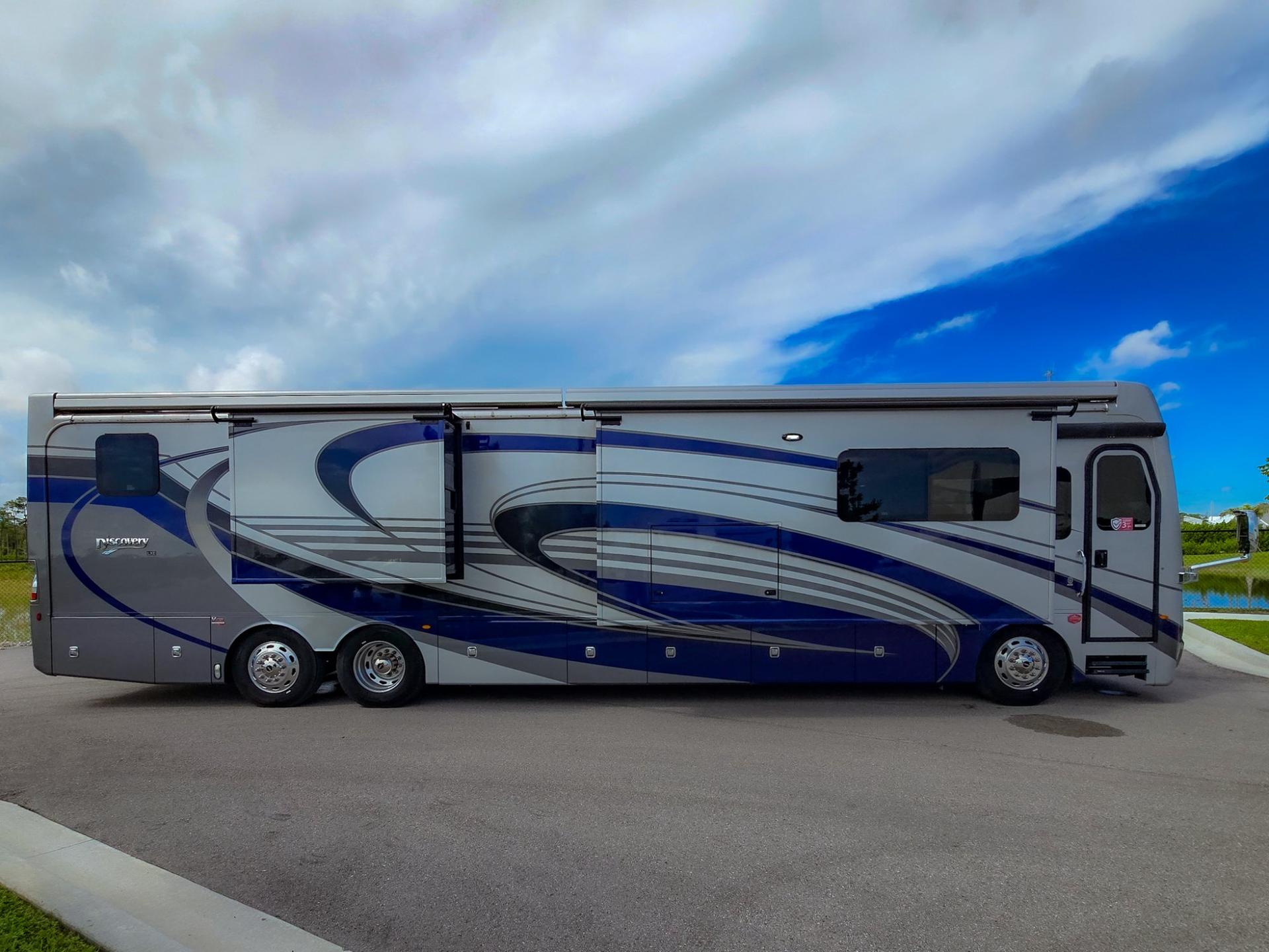 2024 Fleetwood RV 2024 Fleetwood RV Discovery LXE - thumbnail 3