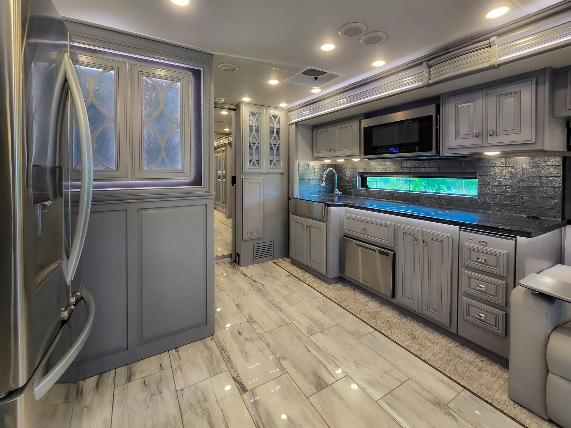 2024 Fleetwood RV 2024 Fleetwood RV Discovery LXE - thumbnail 28