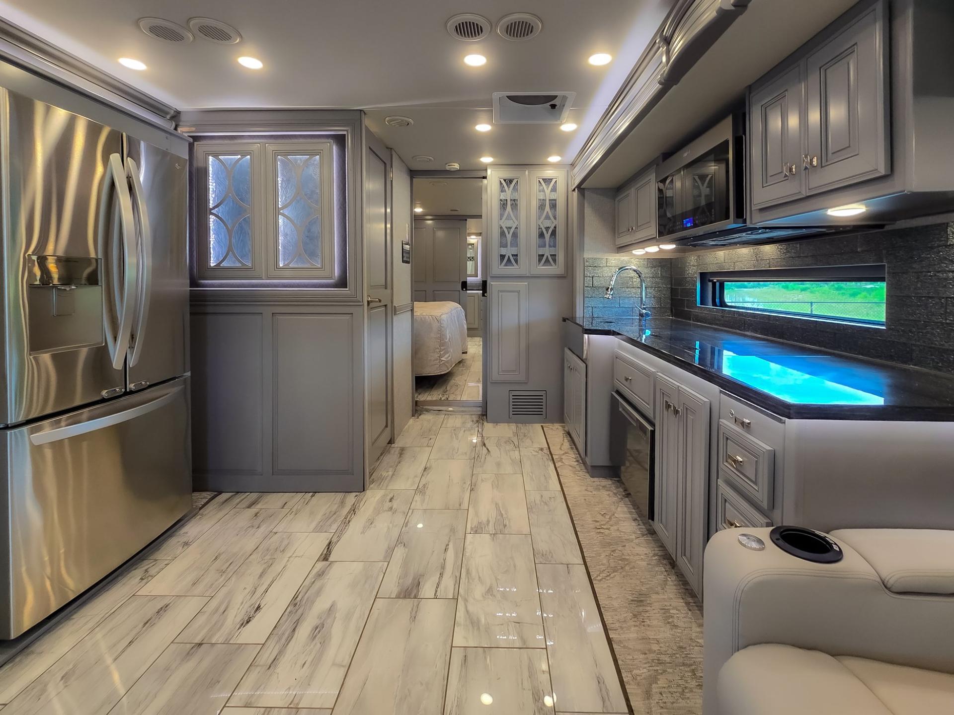 2024 Fleetwood RV 2024 Fleetwood RV Discovery LXE - thumbnail 29