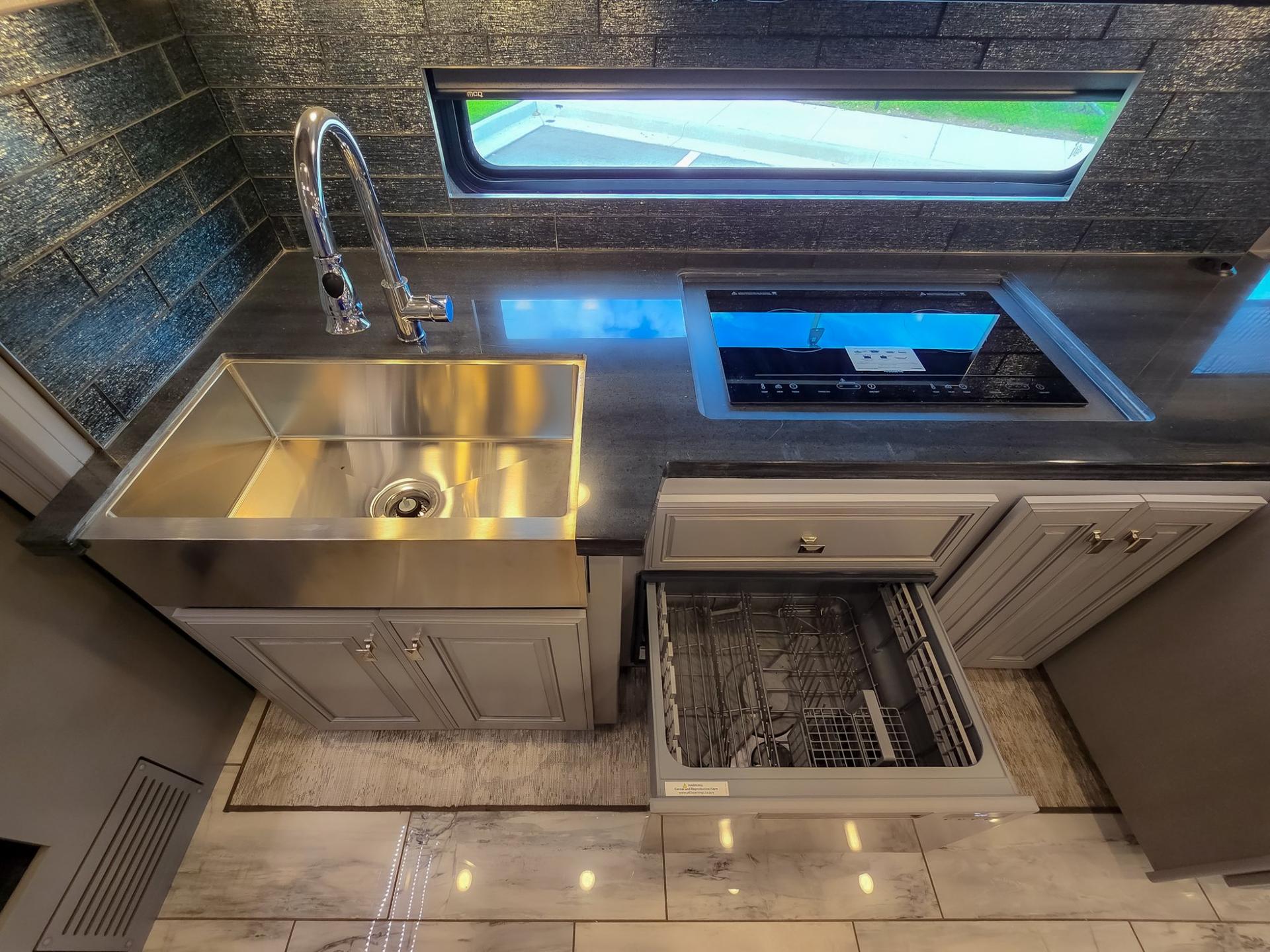 2024 Fleetwood RV 2024 Fleetwood RV Discovery LXE - thumbnail 35