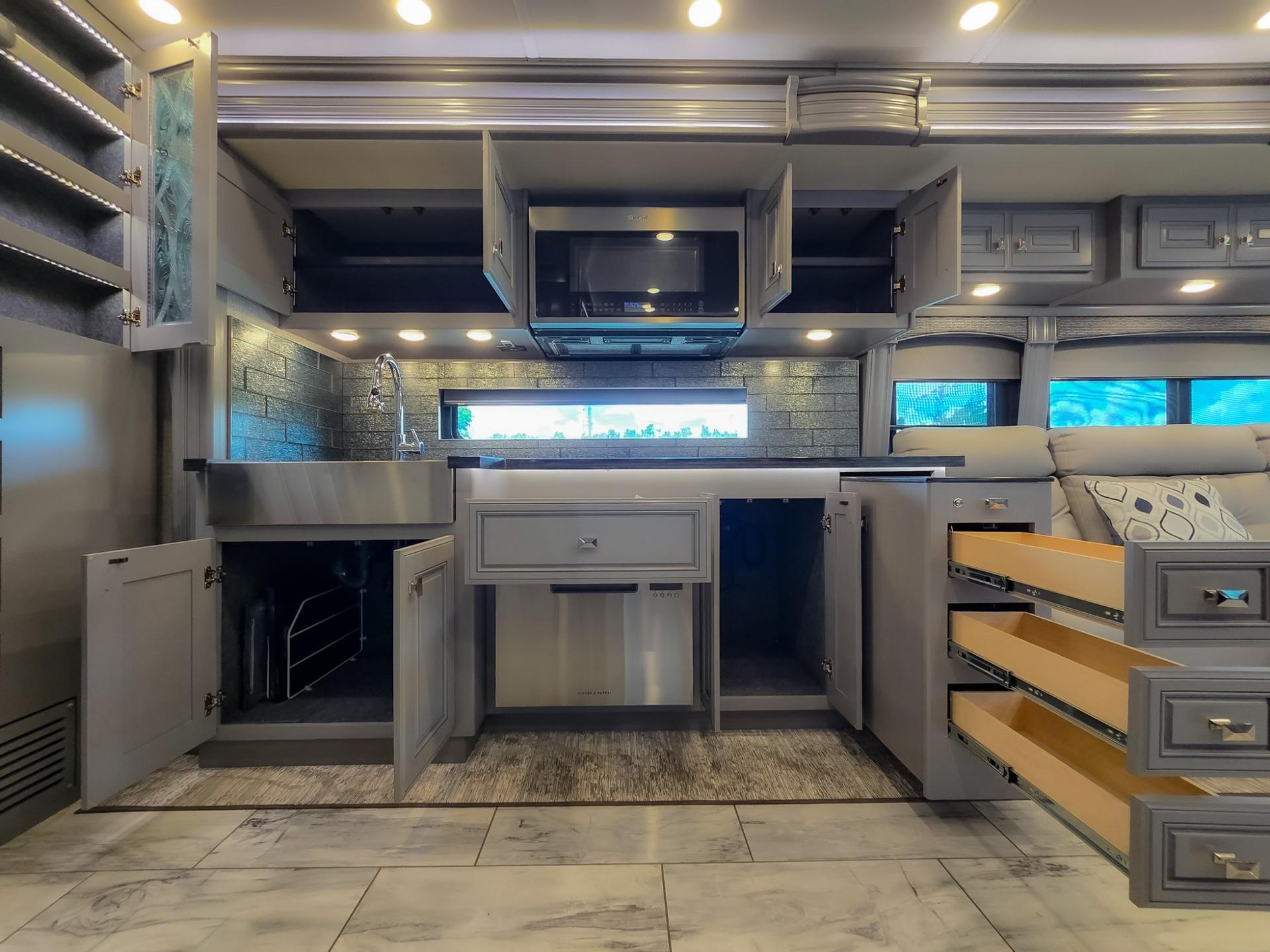 2024 Fleetwood RV 2024 Fleetwood RV Discovery LXE - thumbnail 39