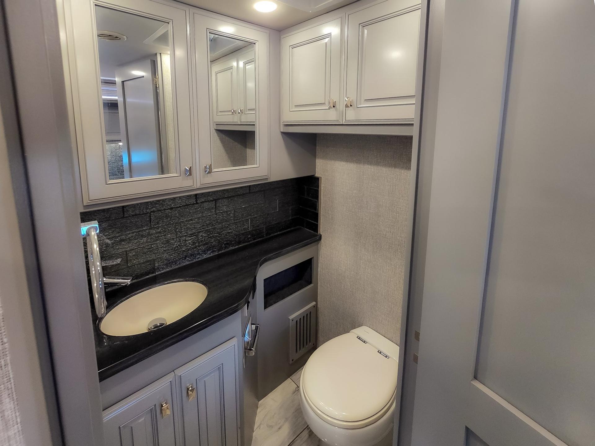2024 Fleetwood RV 2024 Fleetwood RV Discovery LXE - thumbnail 40