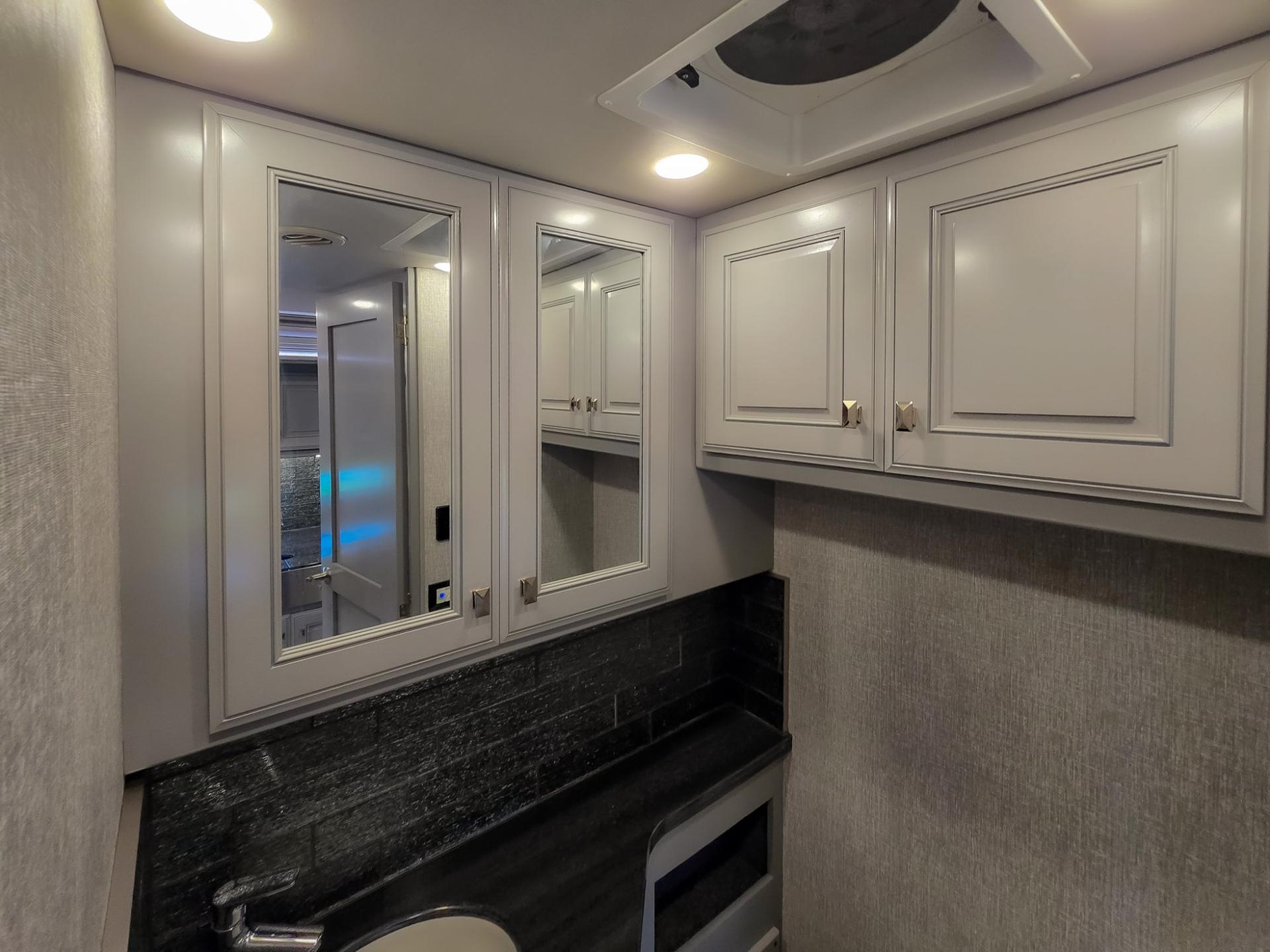 2024 Fleetwood RV 2024 Fleetwood RV Discovery LXE - thumbnail 41