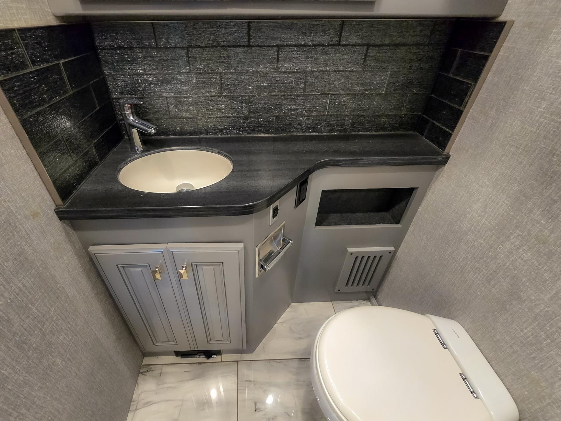 2024 Fleetwood RV 2024 Fleetwood RV Discovery LXE - thumbnail 44