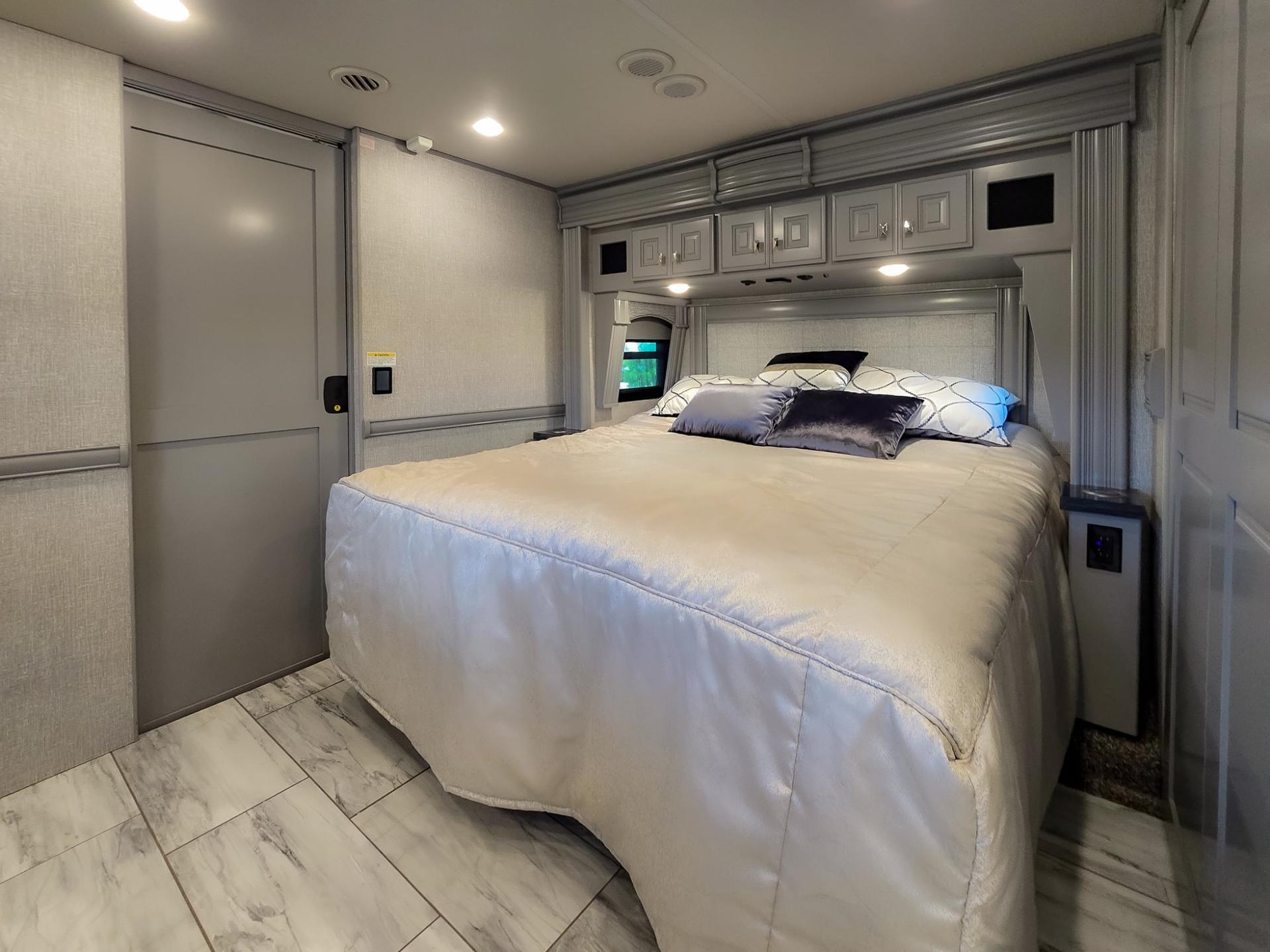 2024 Fleetwood RV 2024 Fleetwood RV Discovery LXE - thumbnail 49
