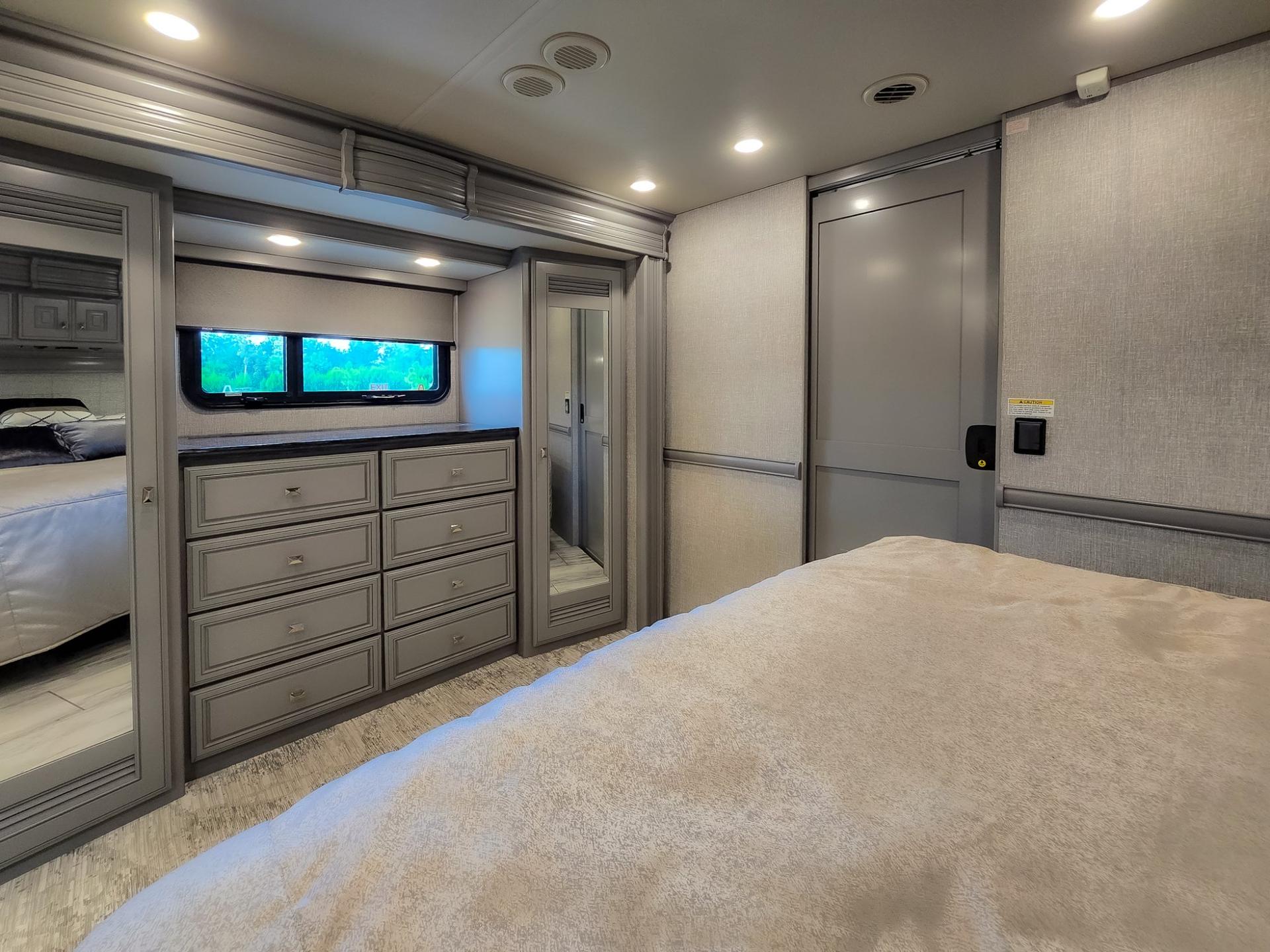 2024 Fleetwood RV 2024 Fleetwood RV Discovery LXE - thumbnail 50