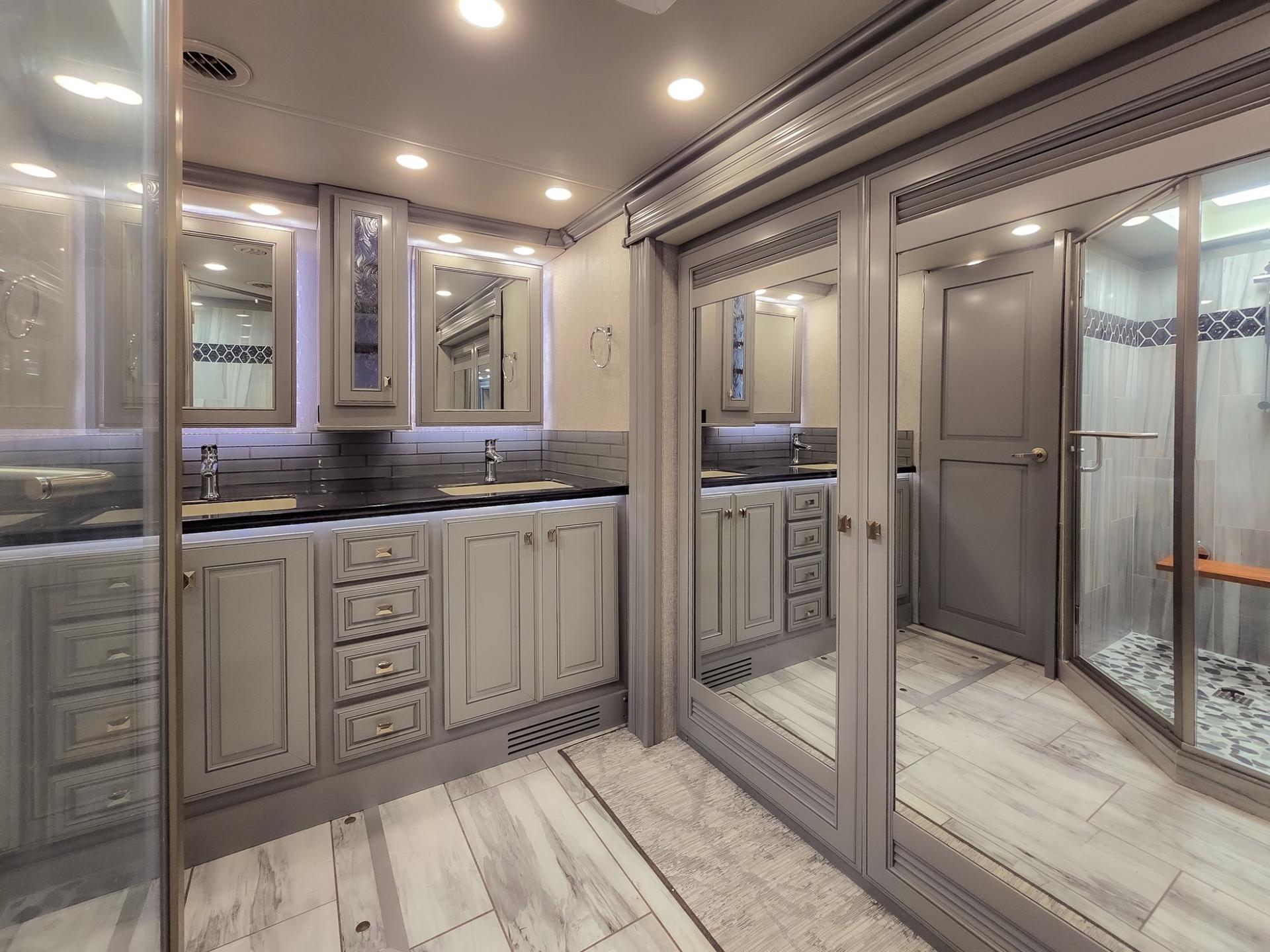 2024 Fleetwood RV 2024 Fleetwood RV Discovery LXE - thumbnail 58