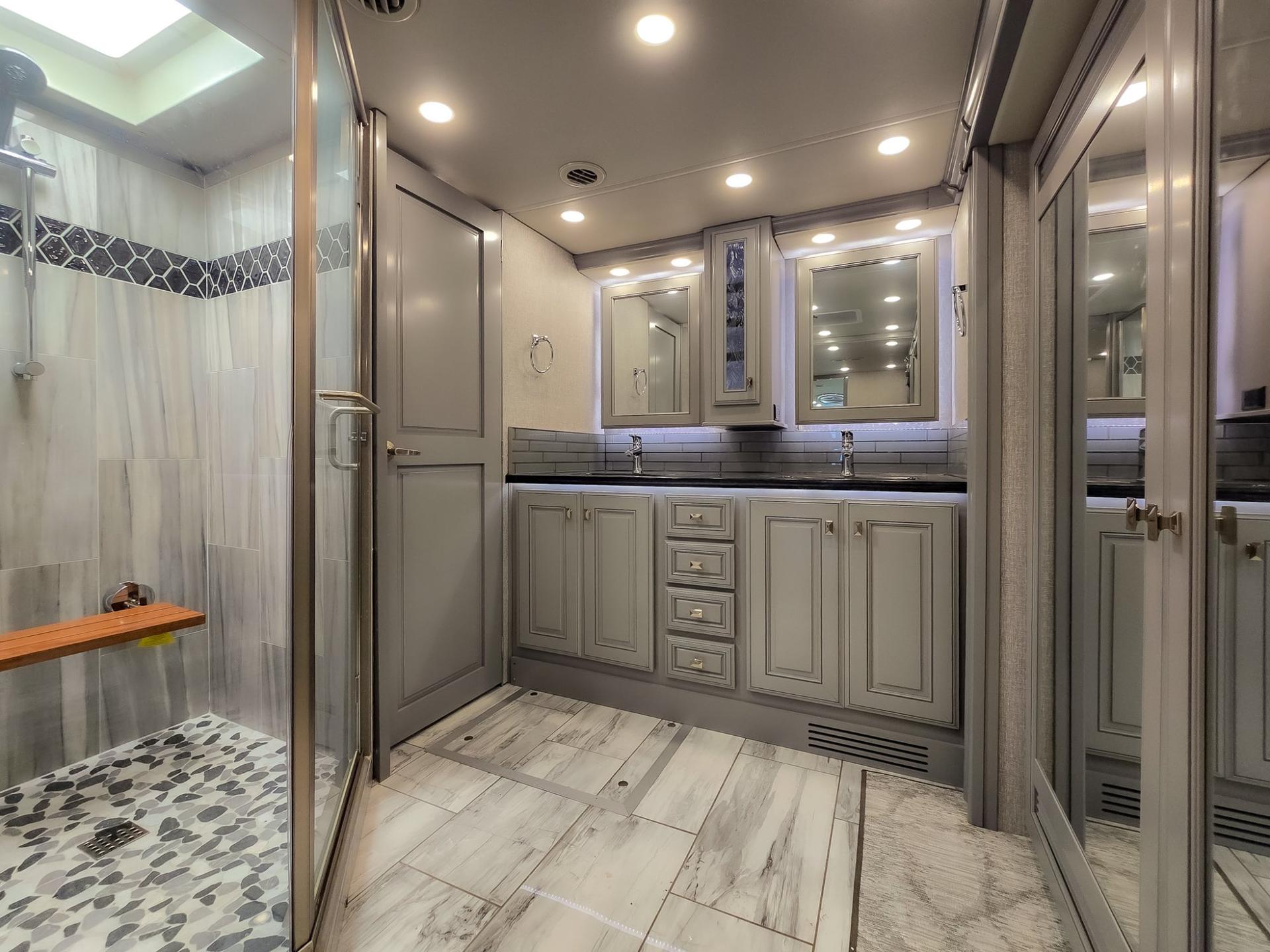 2024 Fleetwood RV 2024 Fleetwood RV Discovery LXE - thumbnail 60