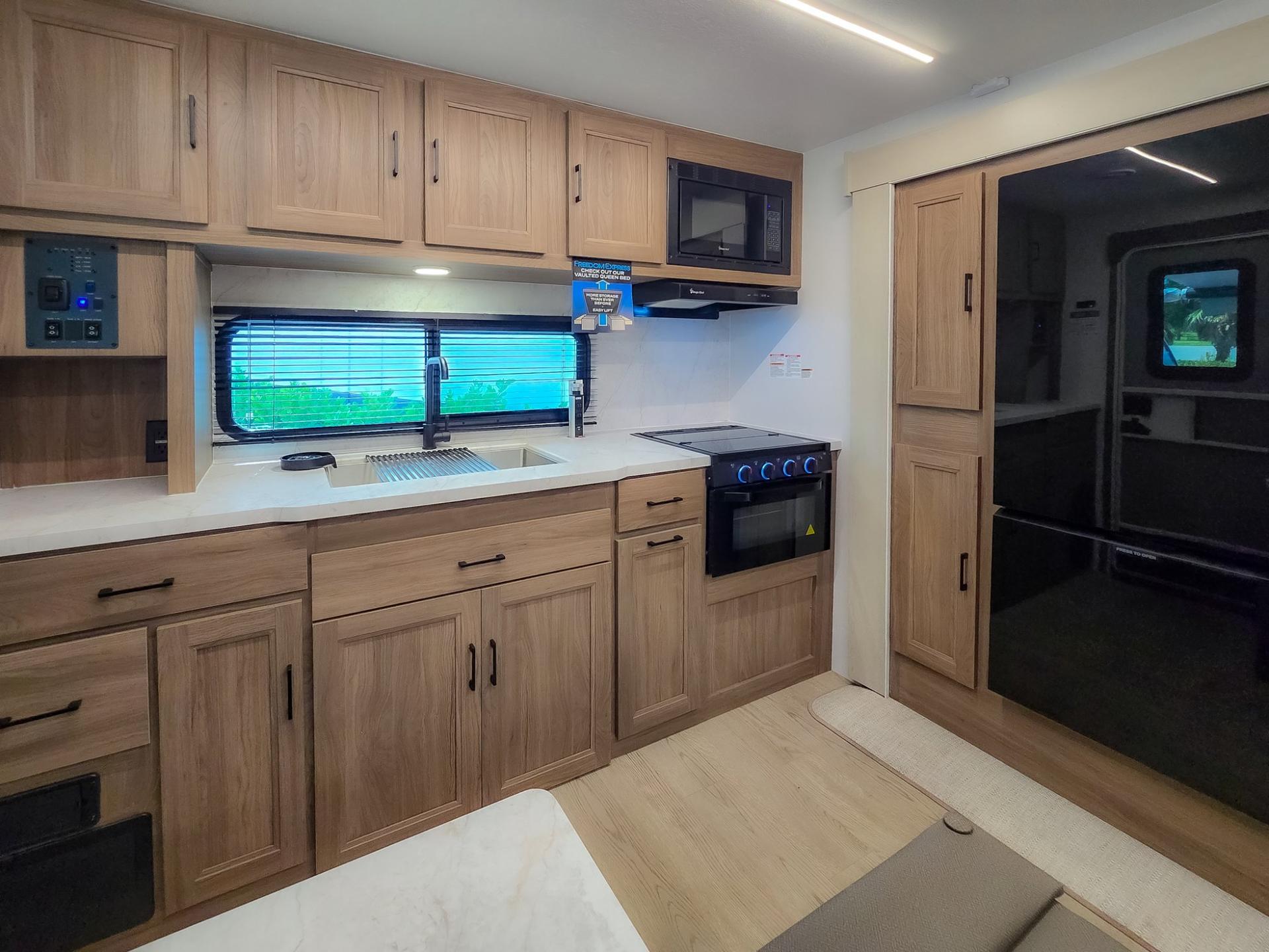 2026 Coachmen 2026 Coachmen Freedom Express Ultra-Lite - thumbnail 21