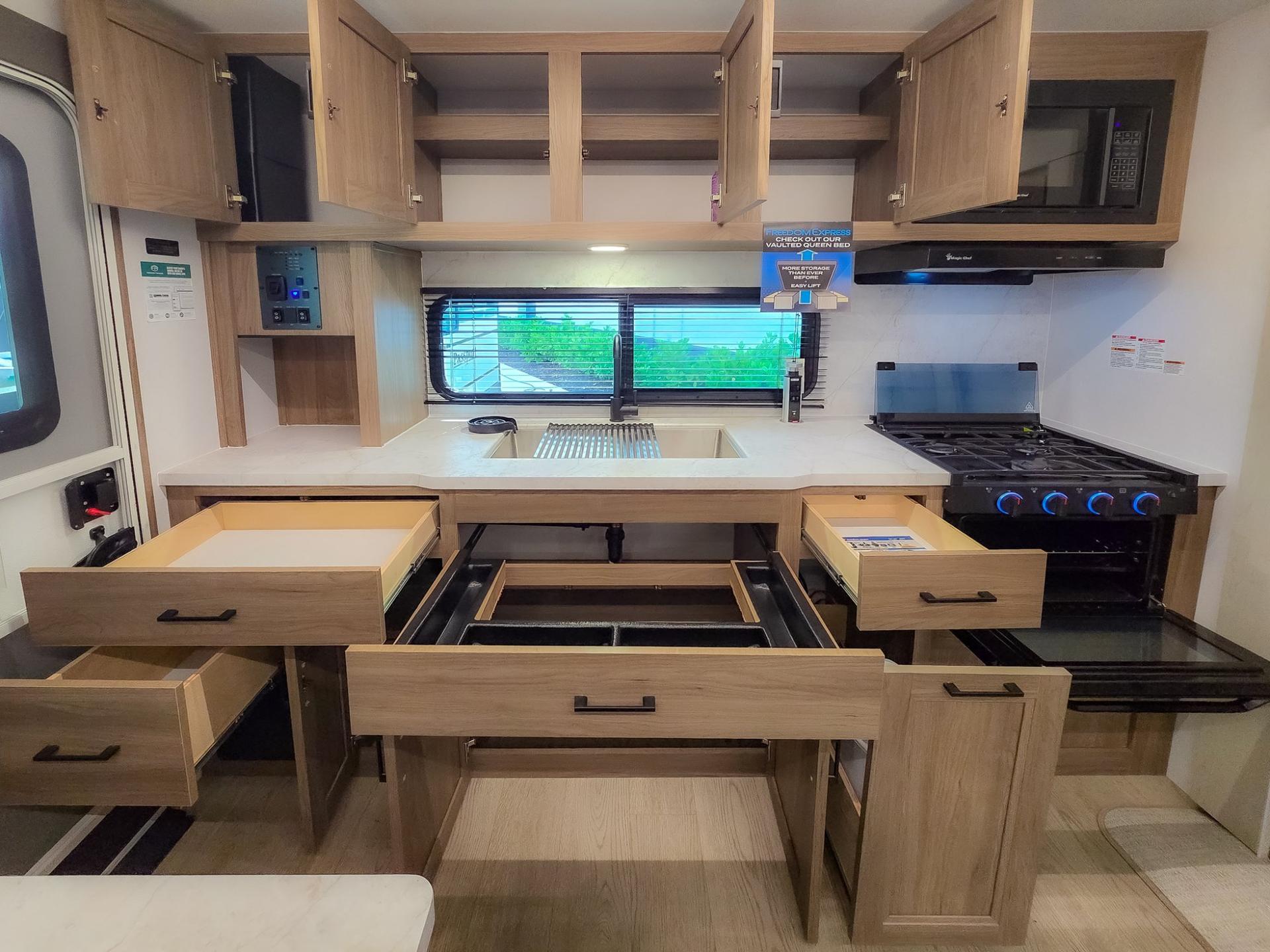2026 Coachmen 2026 Coachmen Freedom Express Ultra-Lite - thumbnail 22