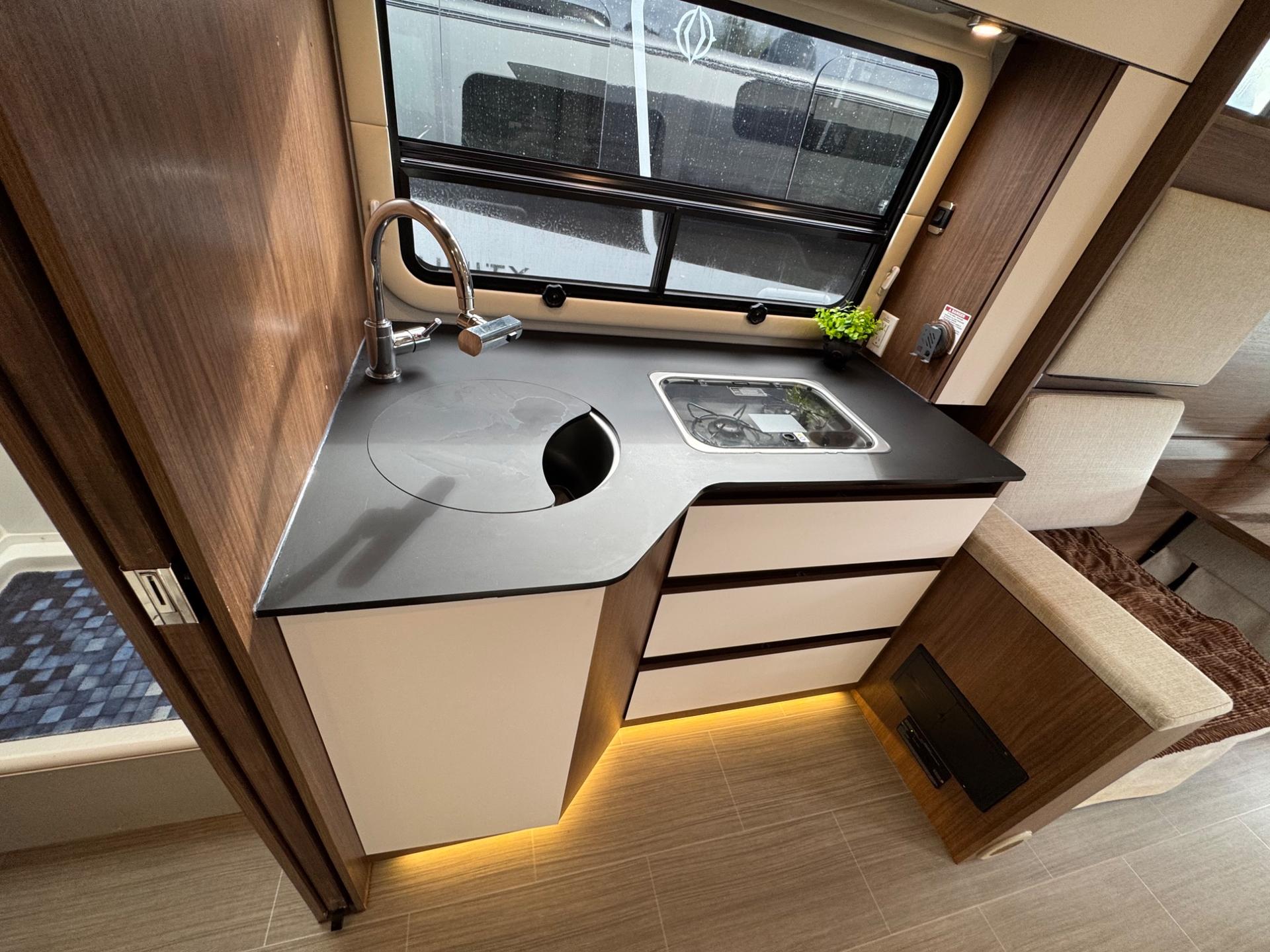 2017 Leisure Travel Vans 2017 Leisure Travel Vans Wonder - thumbnail 10