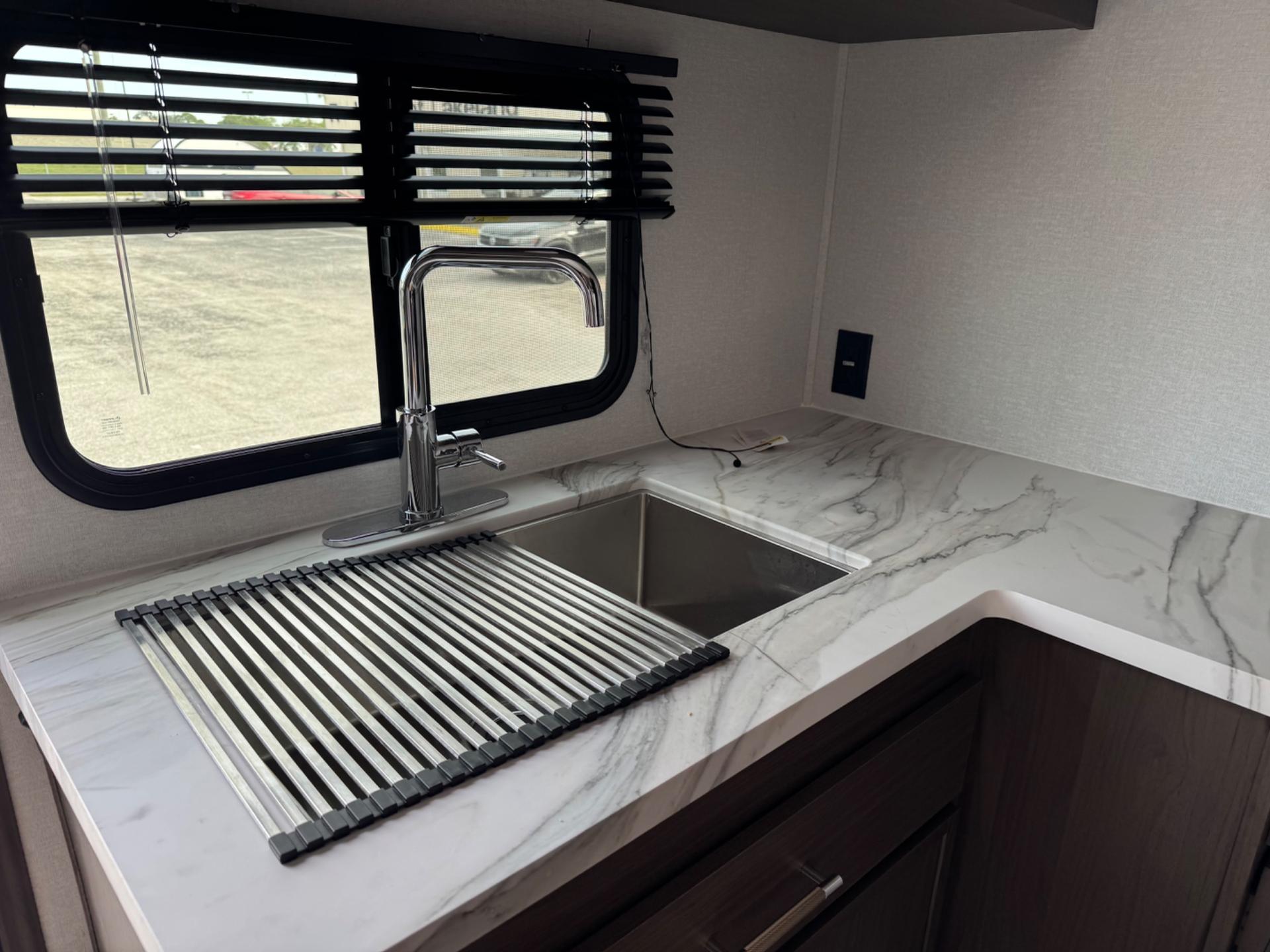 2027 Coachmen 2027 Coachmen Freedom Express Select - thumbnail 16