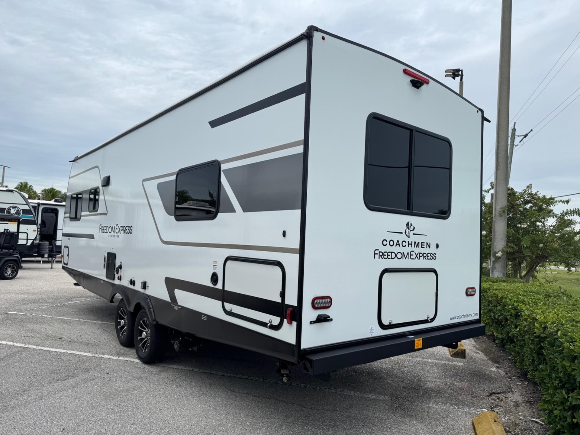 2027 Coachmen 2027 Coachmen Freedom Express Select - thumbnail 4