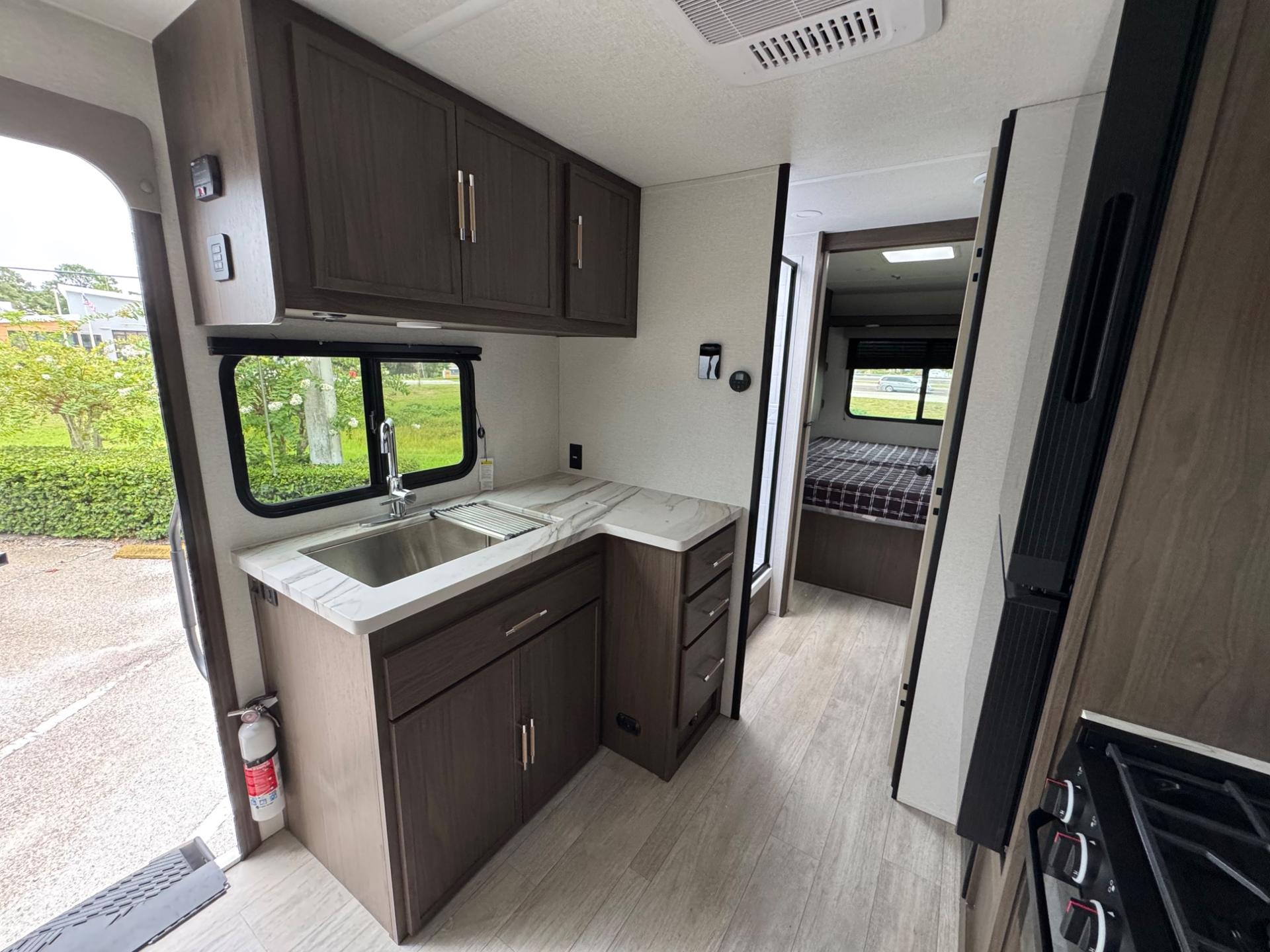 2027 Coachmen 2027 Coachmen Freedom Express Select - thumbnail 8
