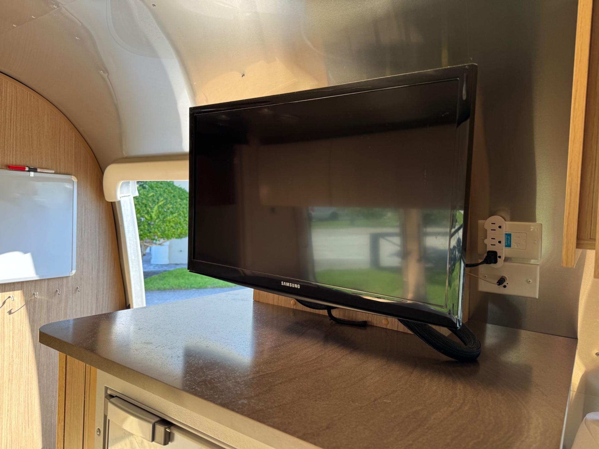 2019 Airstream 2019 Airstream Flying Cloud - thumbnail 10