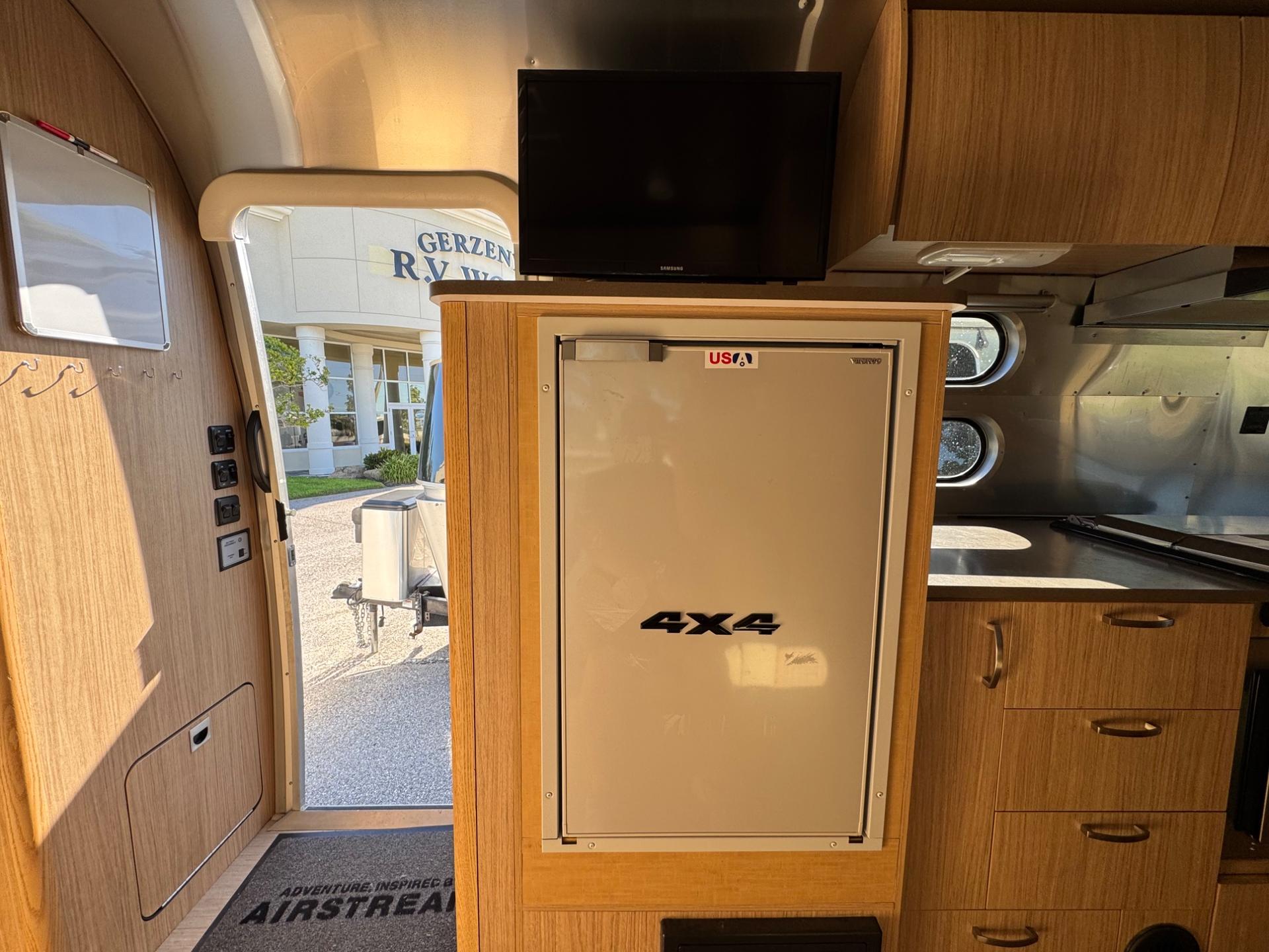 2019 Airstream 2019 Airstream Flying Cloud - thumbnail 11